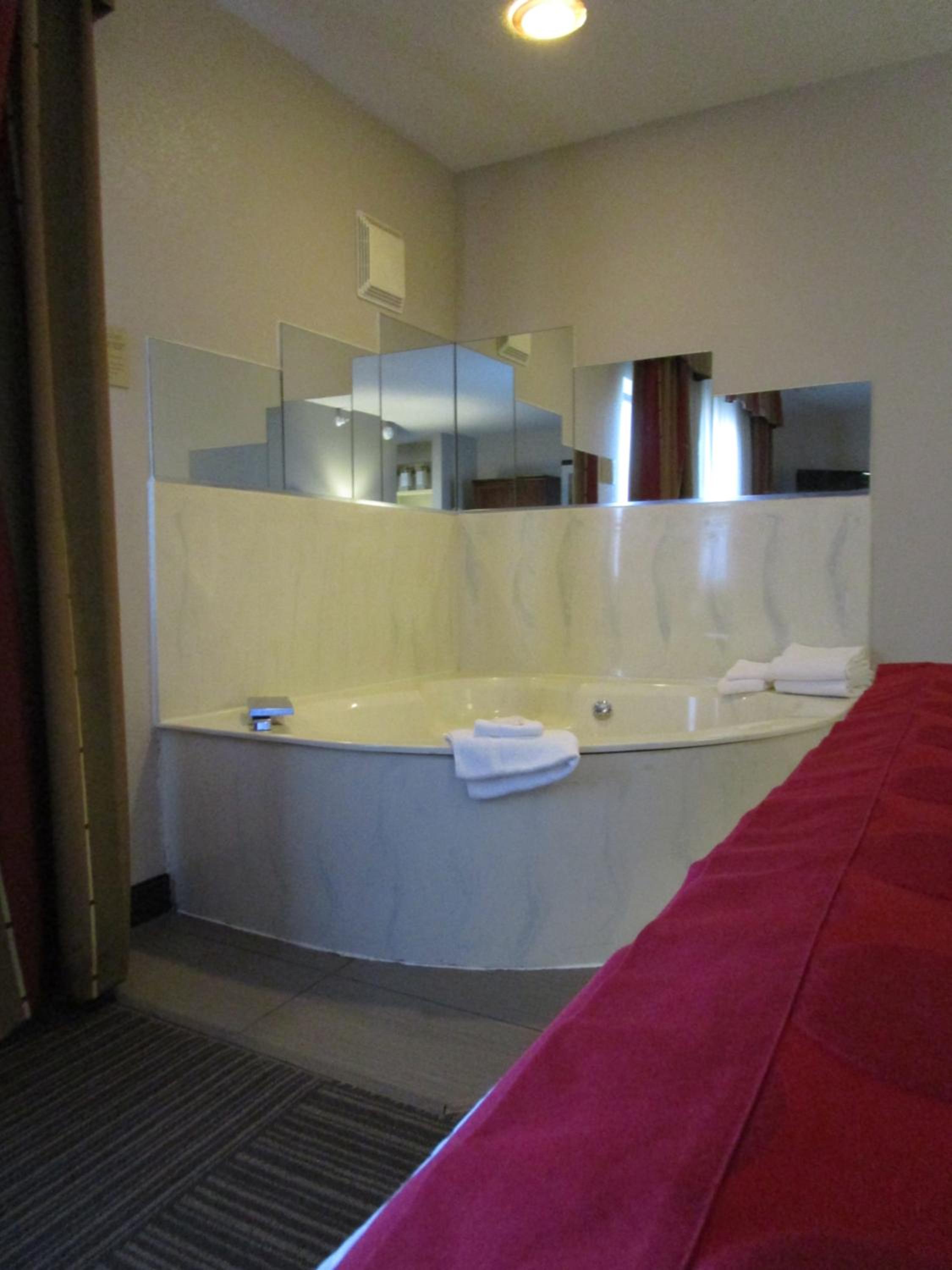 1 King Bed, One-Bedroom Suite, Non-Smoking - Photo 6