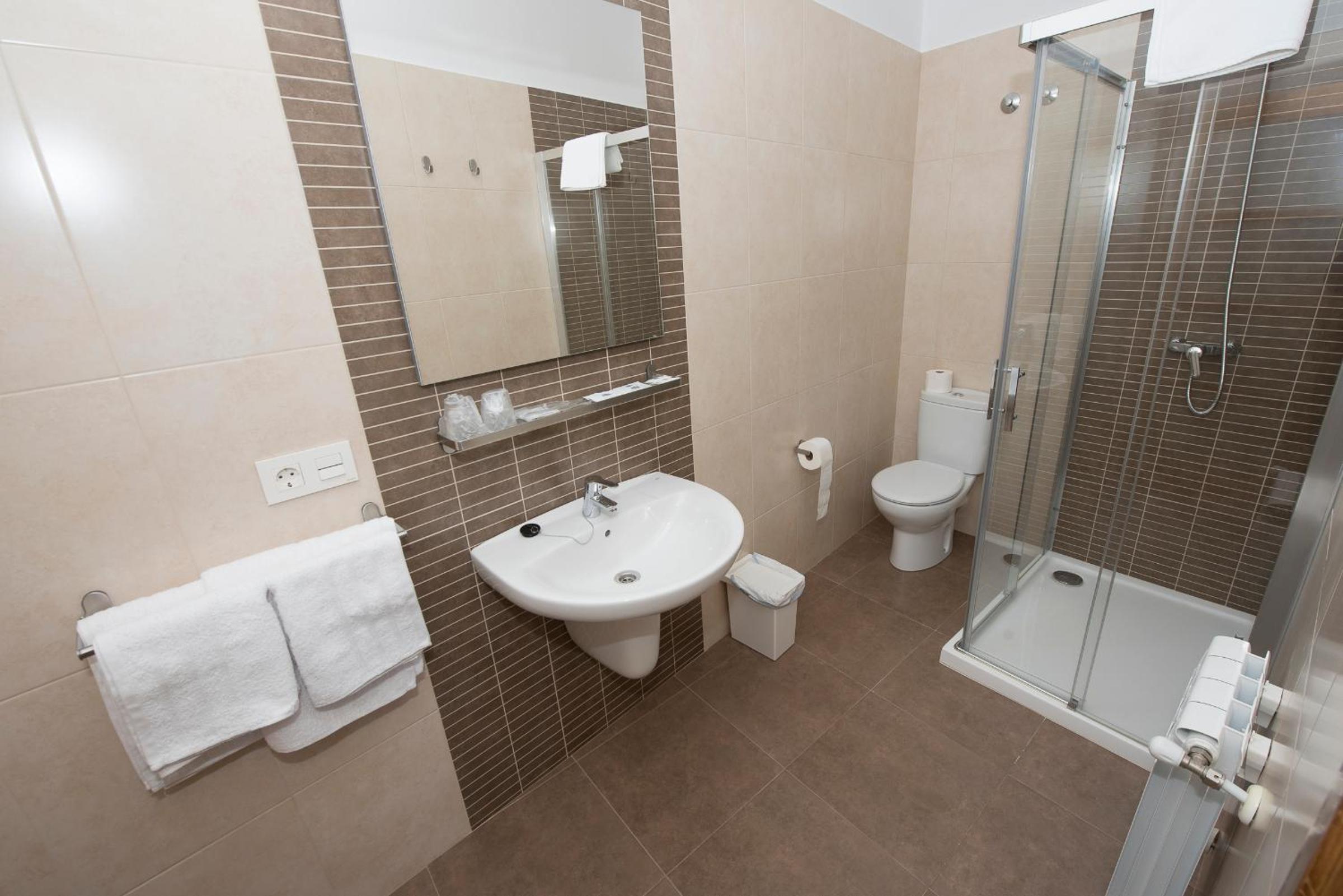 Twin Room - Photo 9