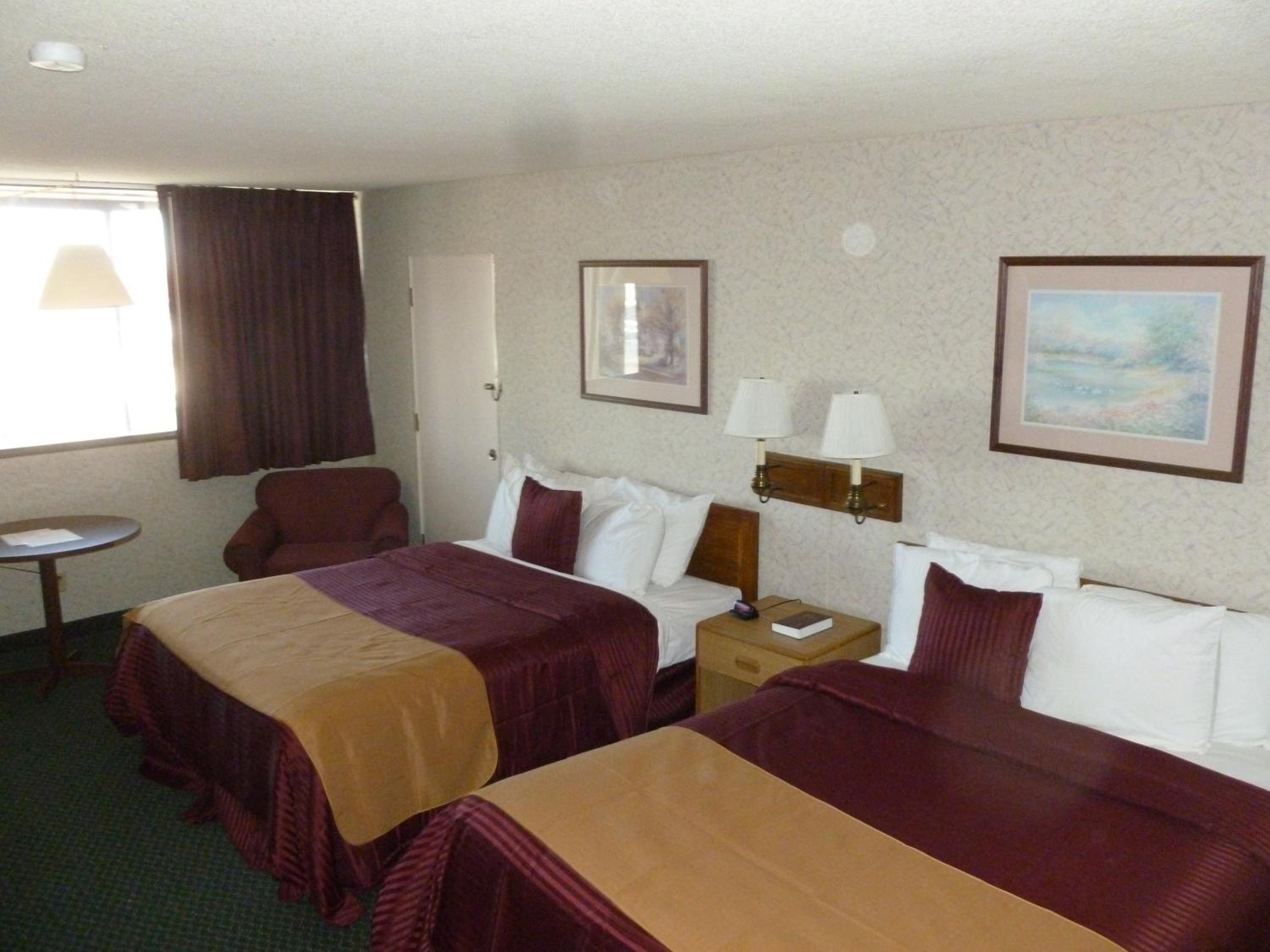 Queen Room with Two Queen Beds - Non-Smoking - Photo 17