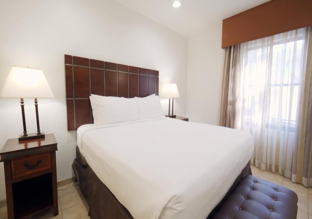 One-Bedroom Suite - Photo 1