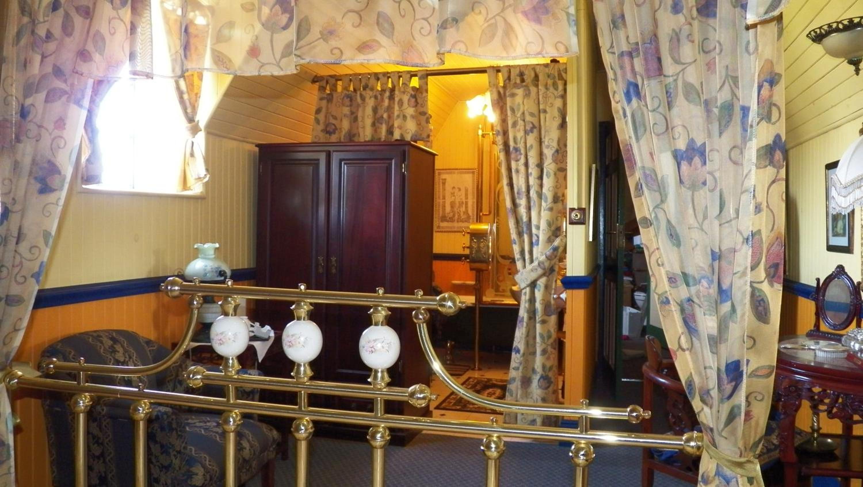 Deluxe Double Room with Bath - Photo 2