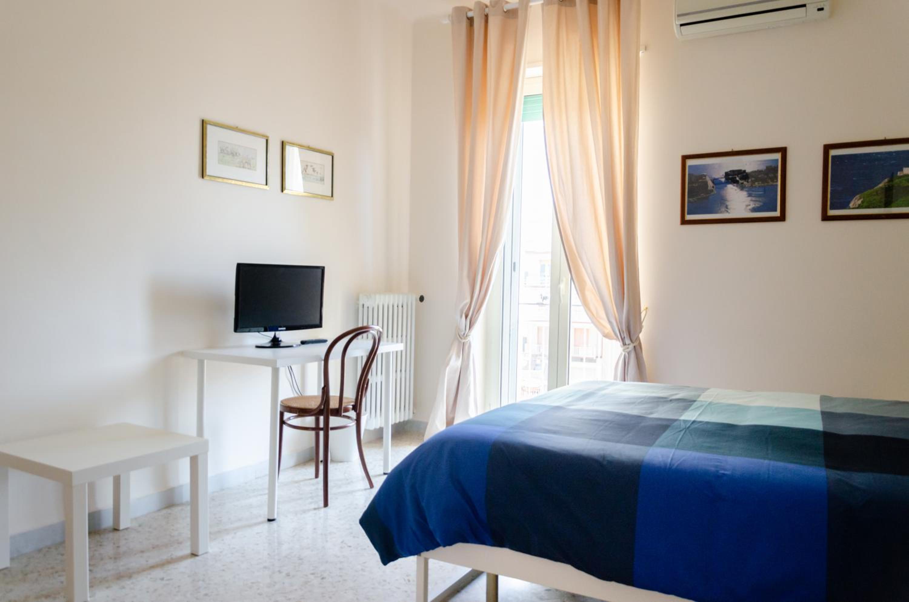 Double Room with Private Bathroom - Photo 2
