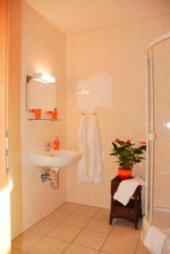 Standard Double Room - Photo 2