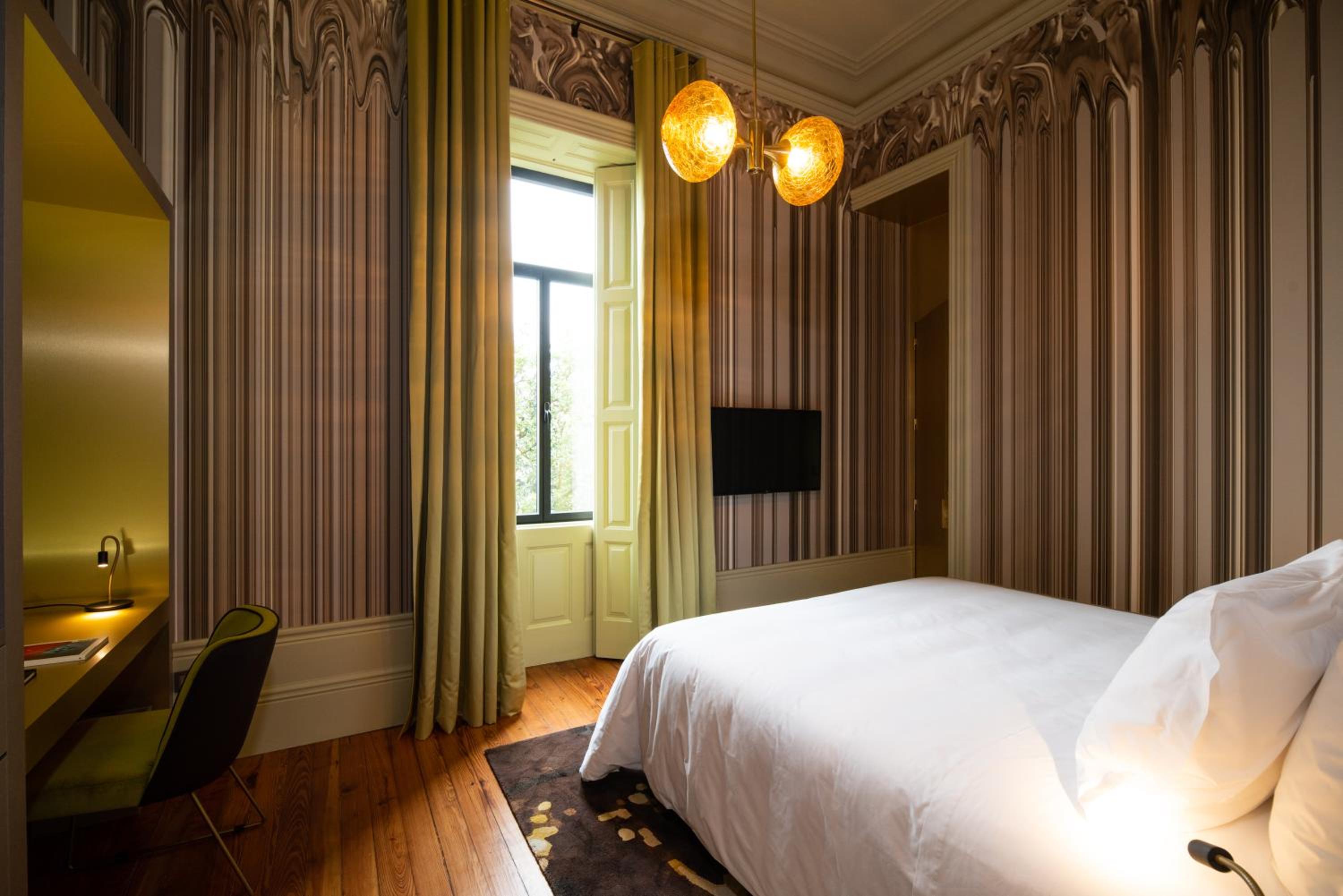 Manor House Room thumbnail 6