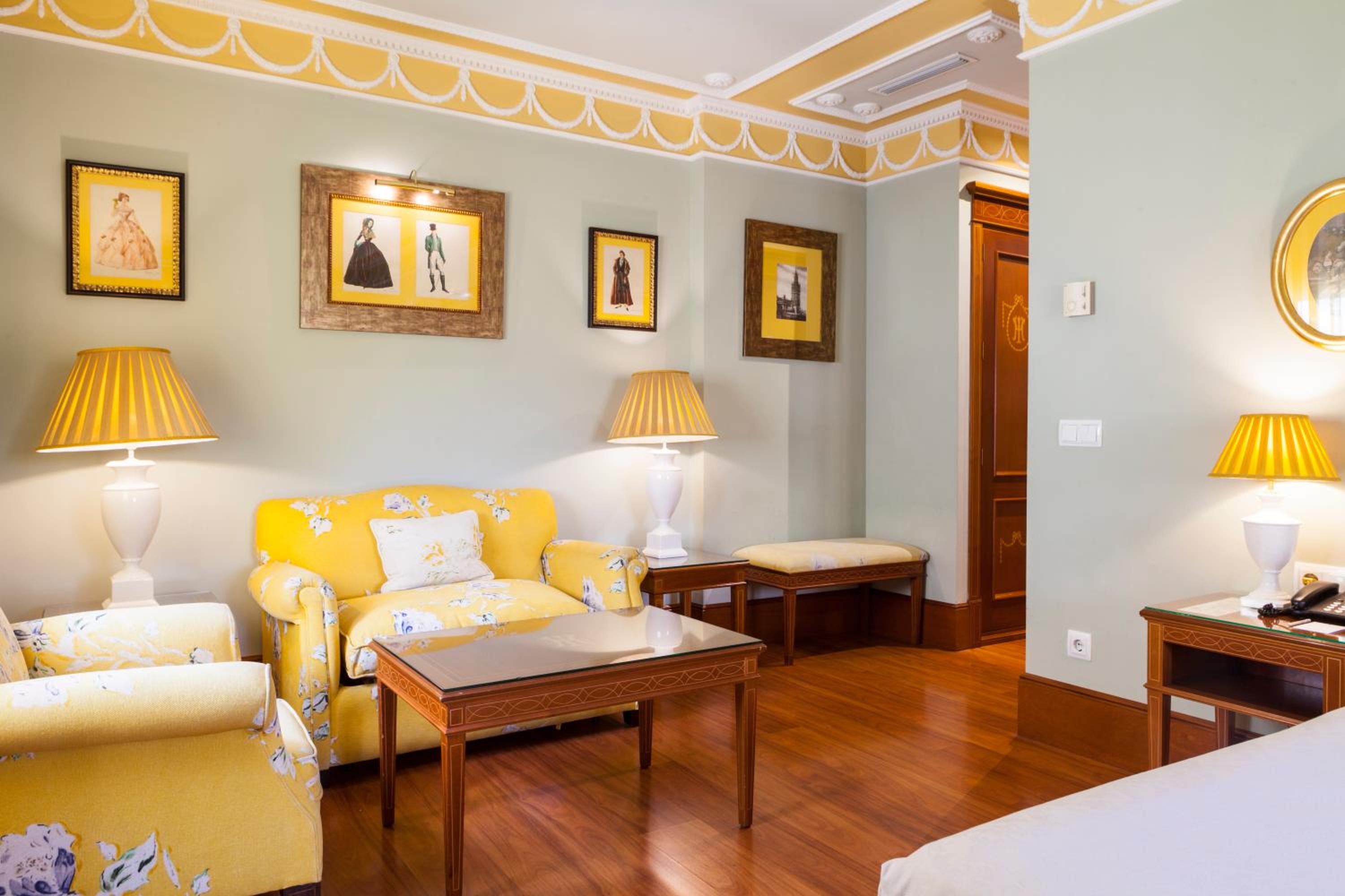 Deluxe Family Room (2 Adults + 1 Child)