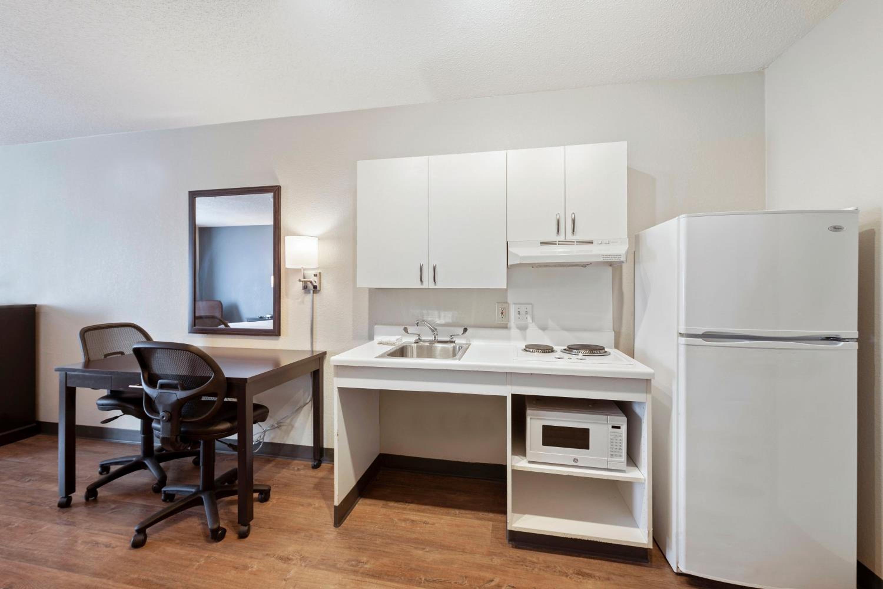 Queen studio with 1 Queen Bed - Disability Access/Non-Smoking - Photo 12