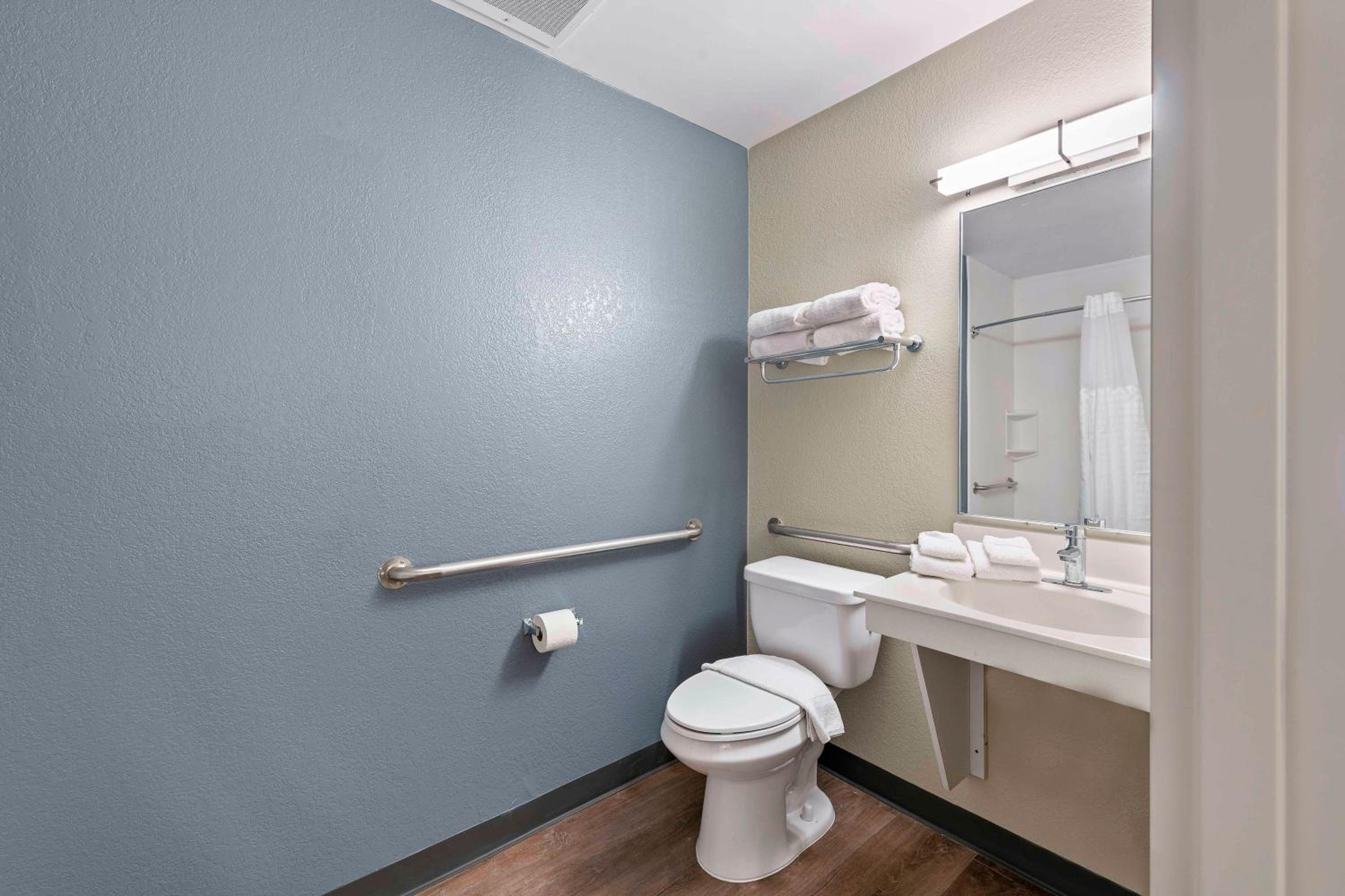 Queen studio with 1 Queen Bed - Disability Access/Non-Smoking - Photo 3