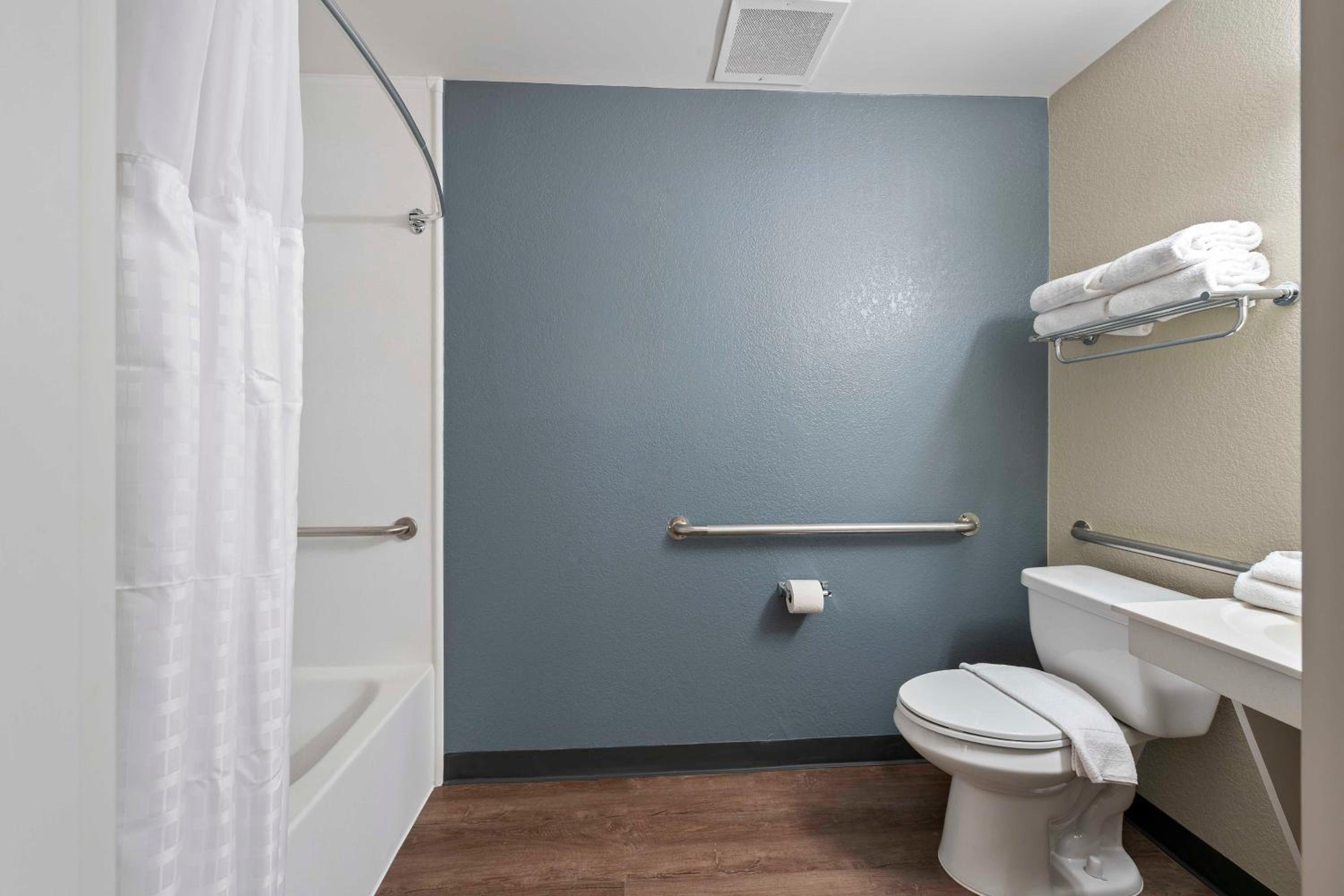 Queen studio with 1 Queen Bed - Disability Access/Non-Smoking - Photo 2