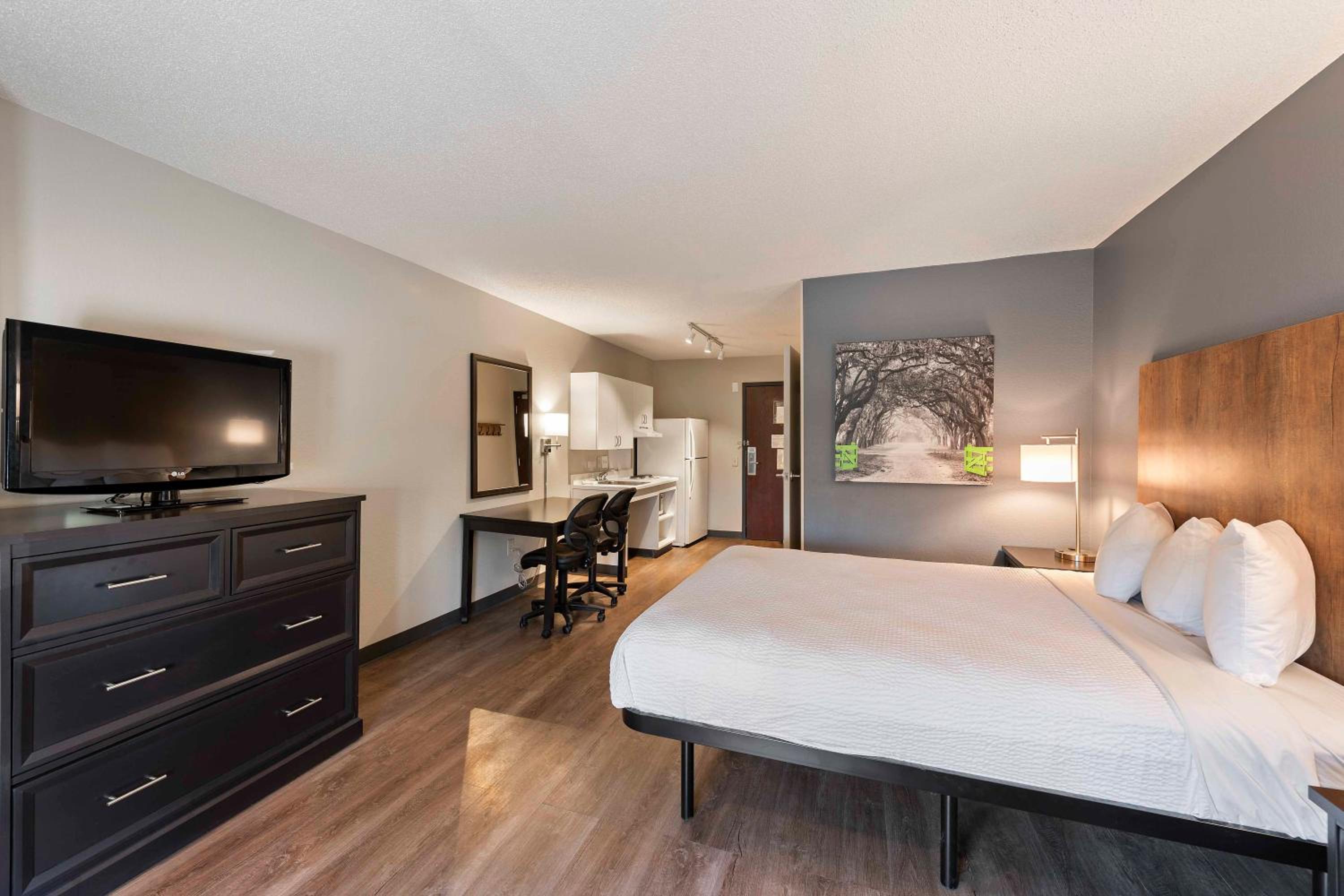 Queen studio with 1 Queen Bed - Disability Access/Non-Smoking - Photo 11