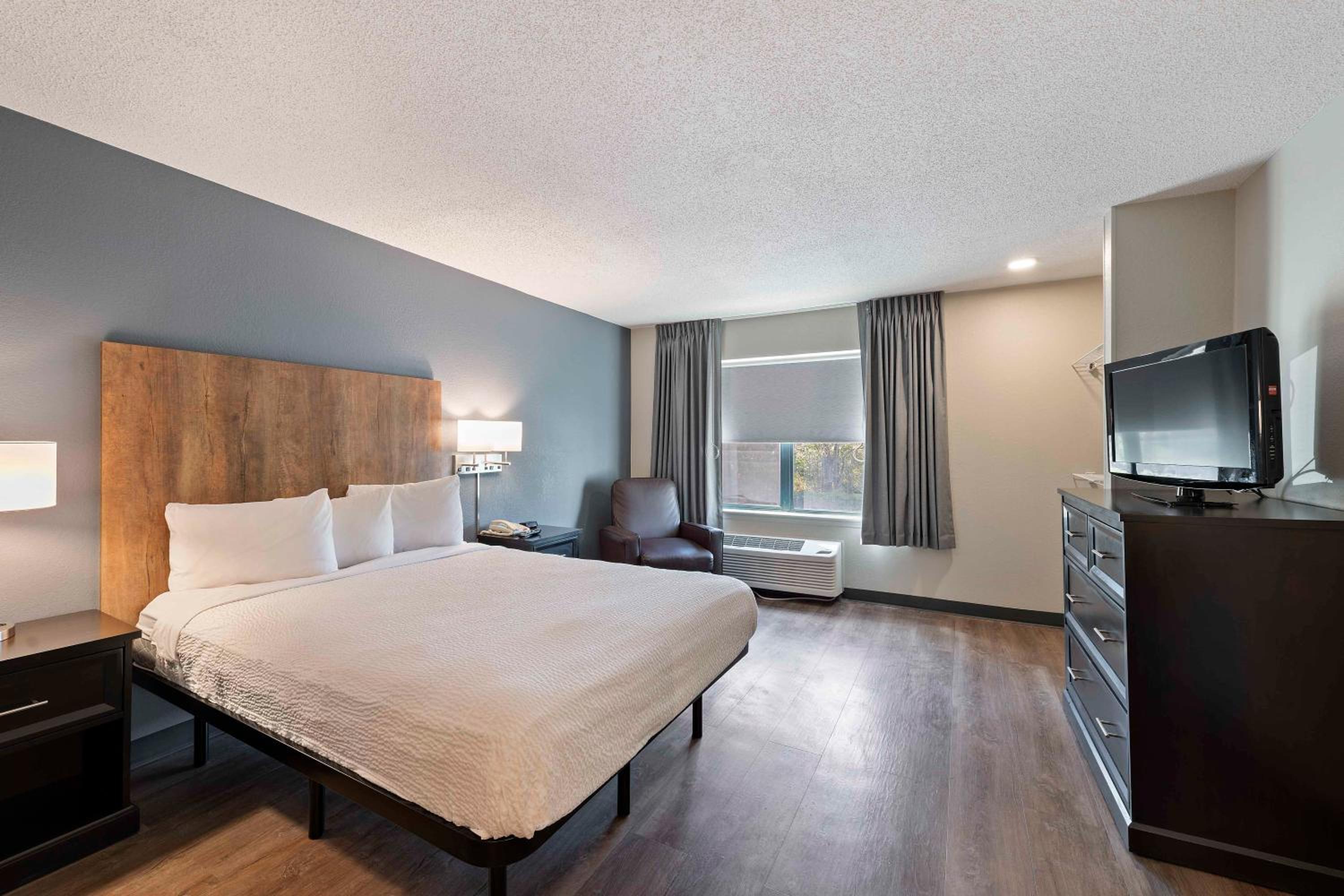 Queen studio with 1 Queen Bed - Disability Access/Non-Smoking - Photo 9