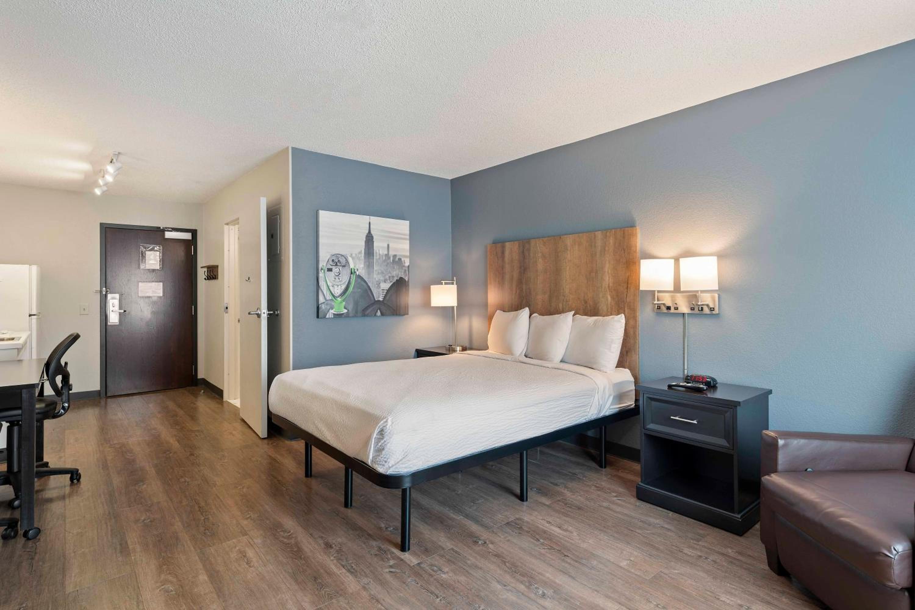 Queen studio with 1 Queen Bed - Disability Access/Non-Smoking - Photo 8