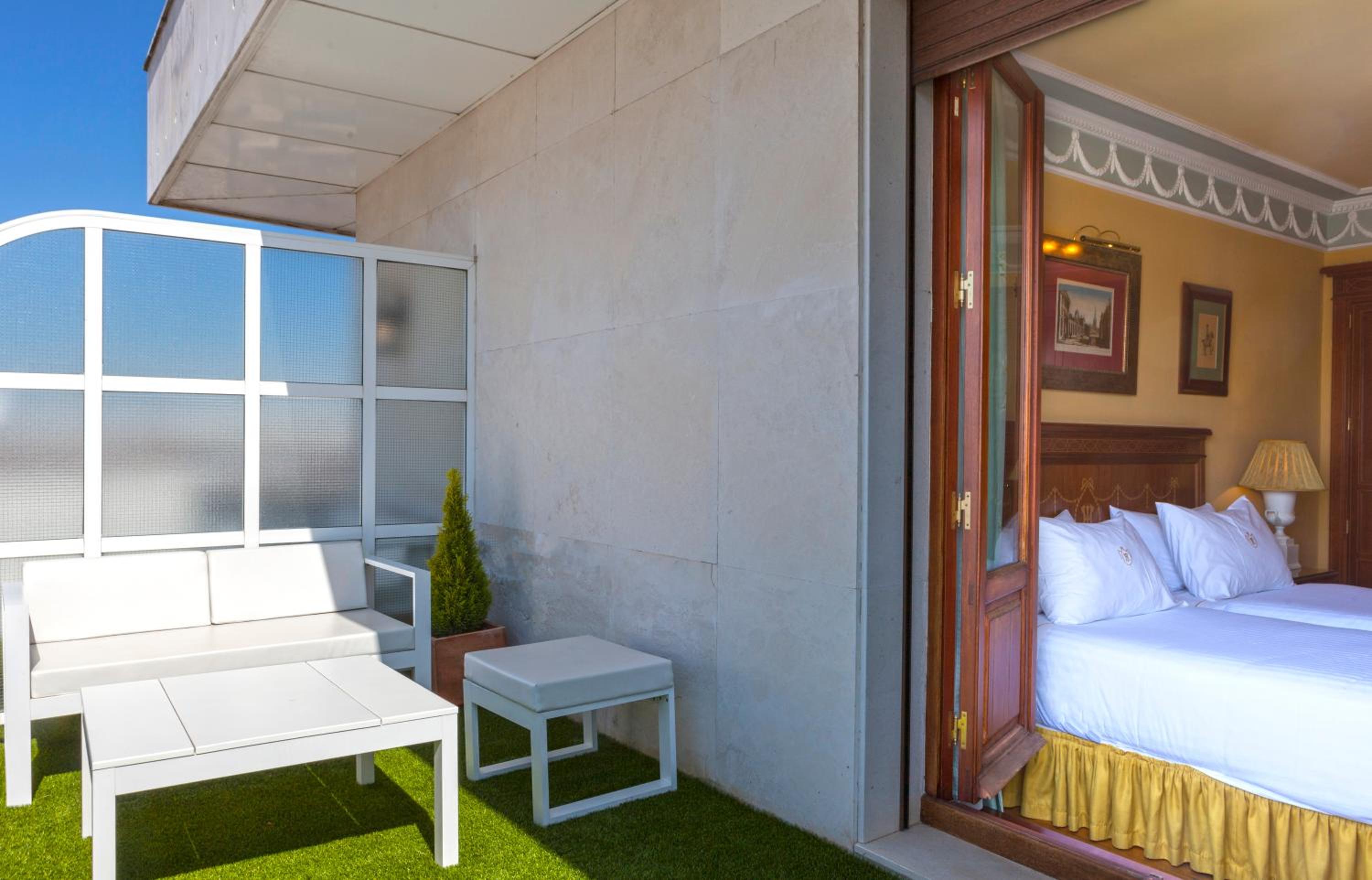 Deluxe Double Room with Terrace thumbnail 5
