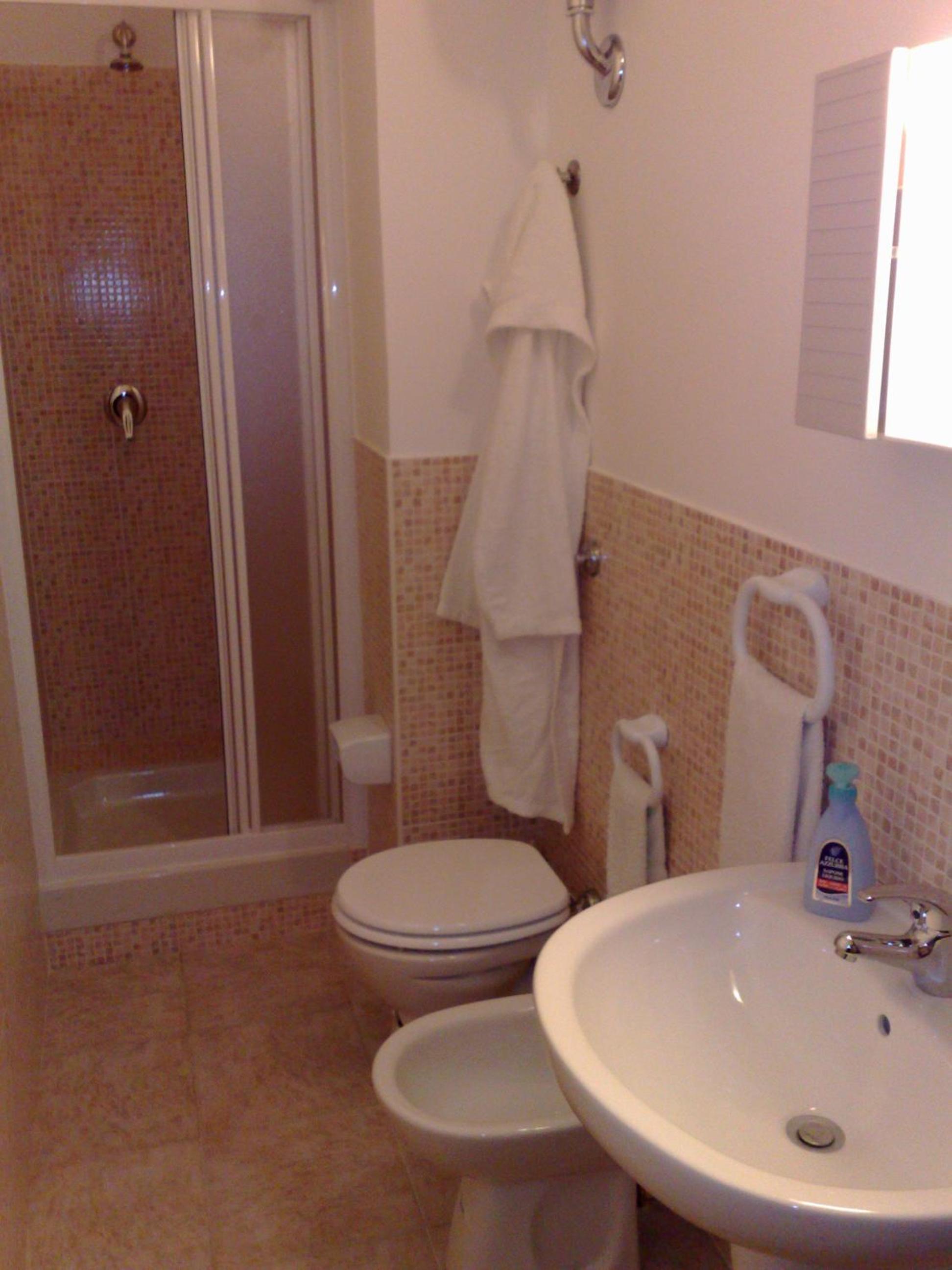Double Room - Photo 11