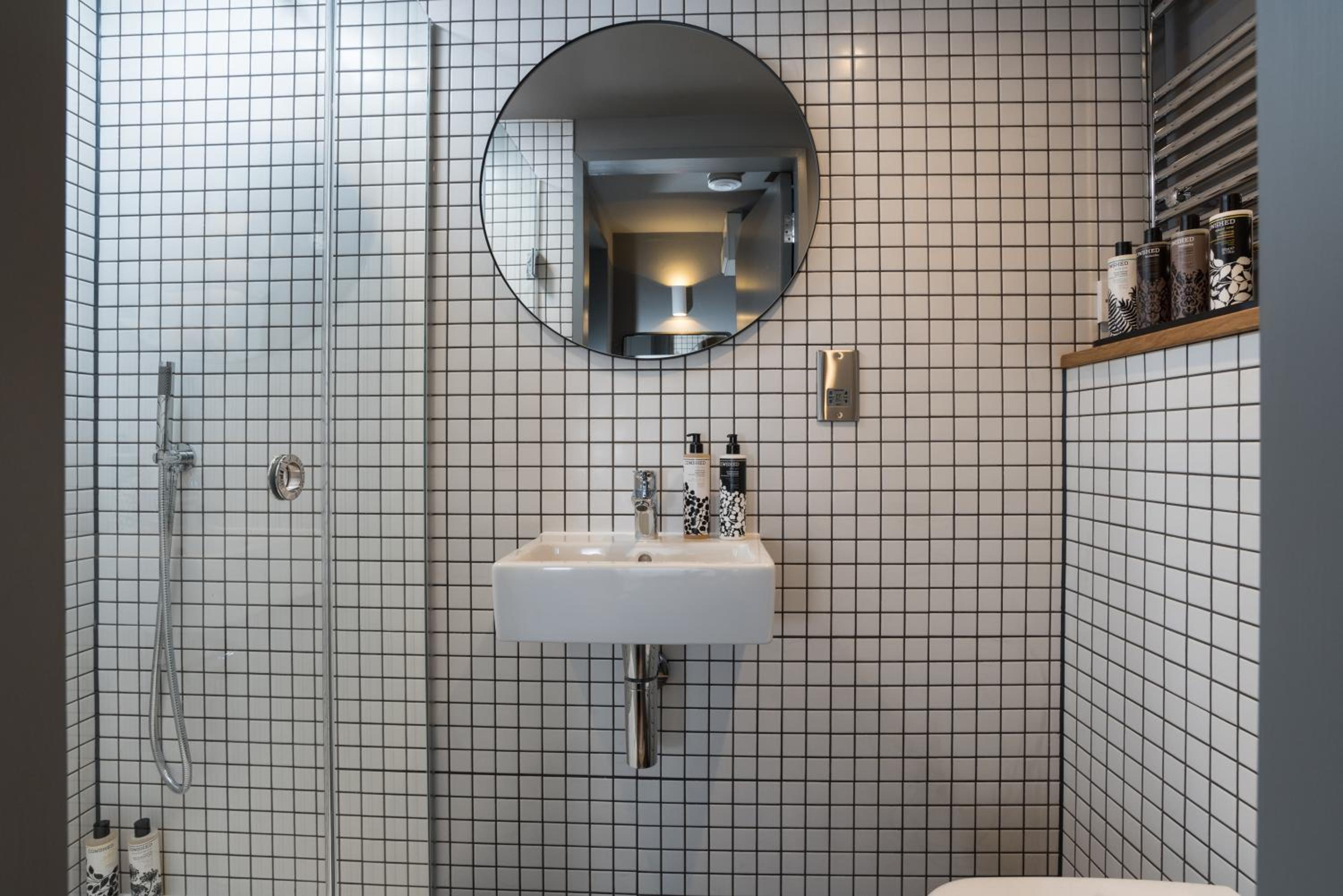 Deluxe Studio Apartment - Upper Floor - Photo 12