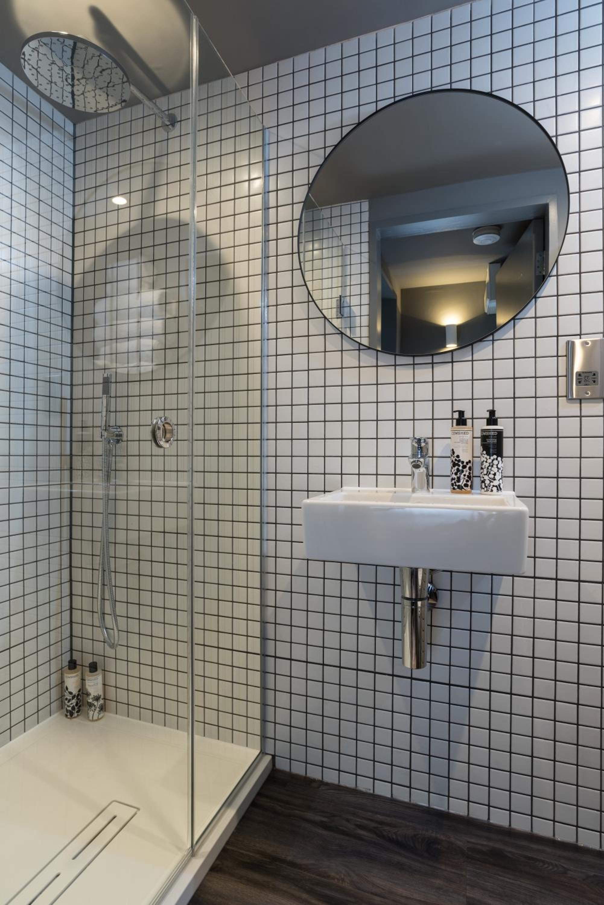 Deluxe Studio Apartment - Upper Floor - Photo 14