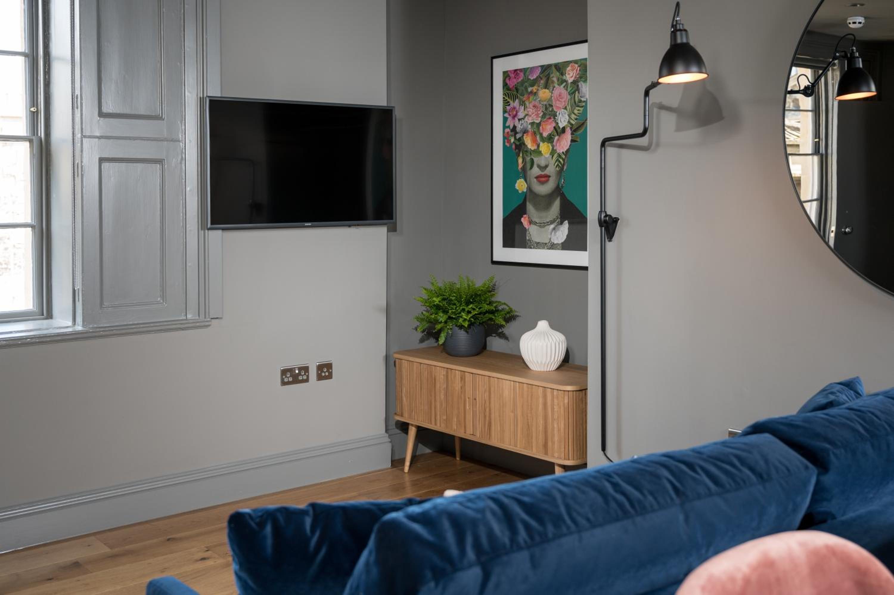 Deluxe Studio Apartment - Upper Floor - Photo 8