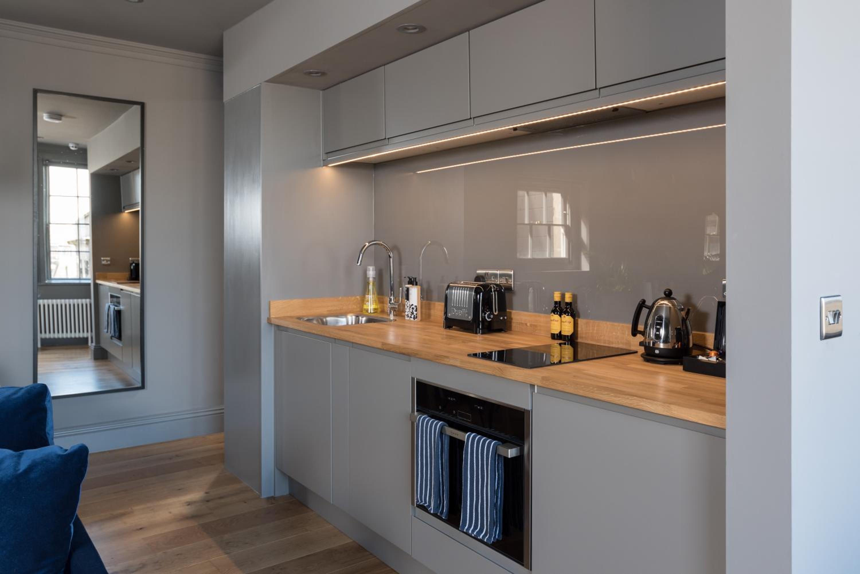 Deluxe Studio Apartment - Upper Floor - Photo 9