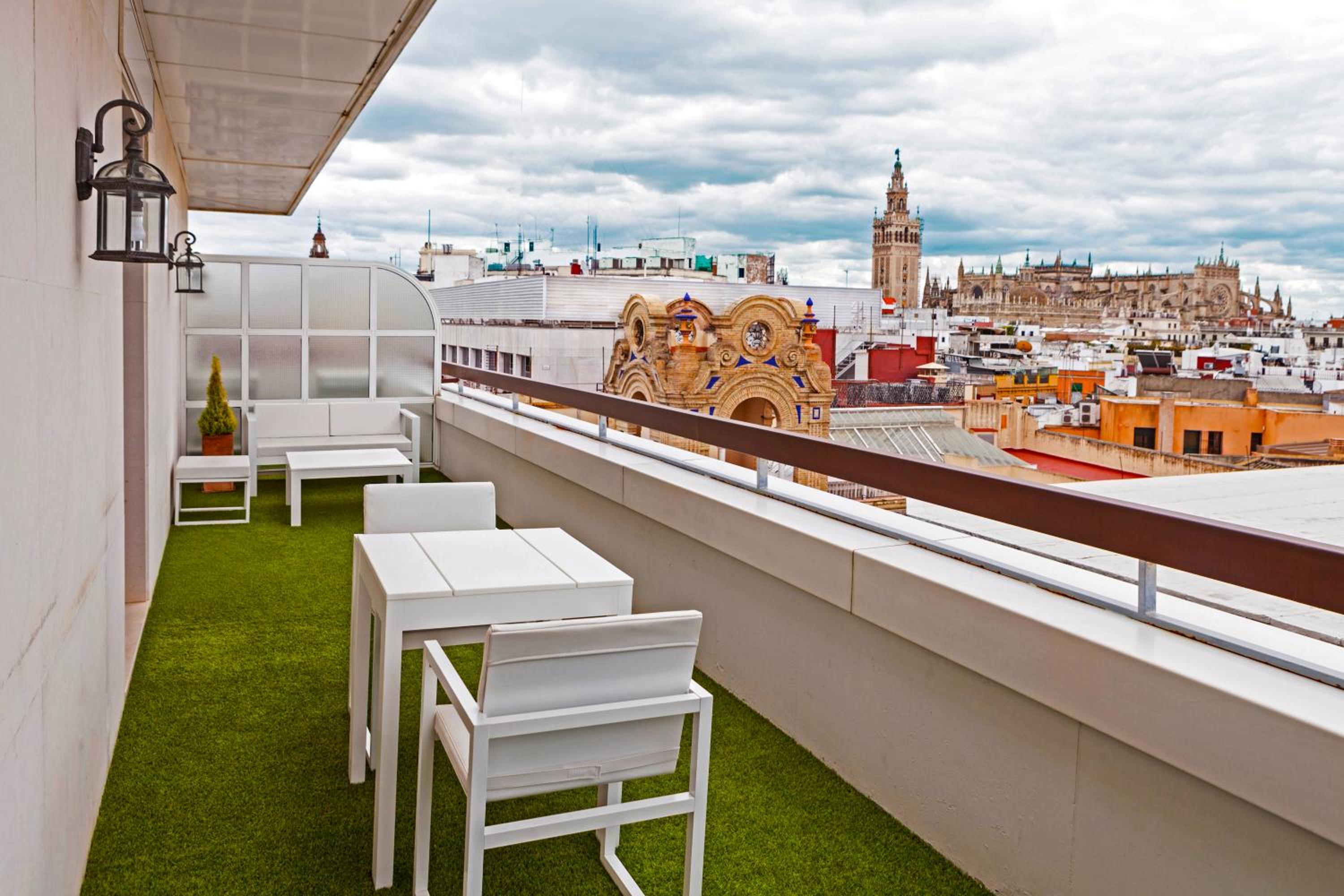 Deluxe Triple Room With Terrace thumbnail 5