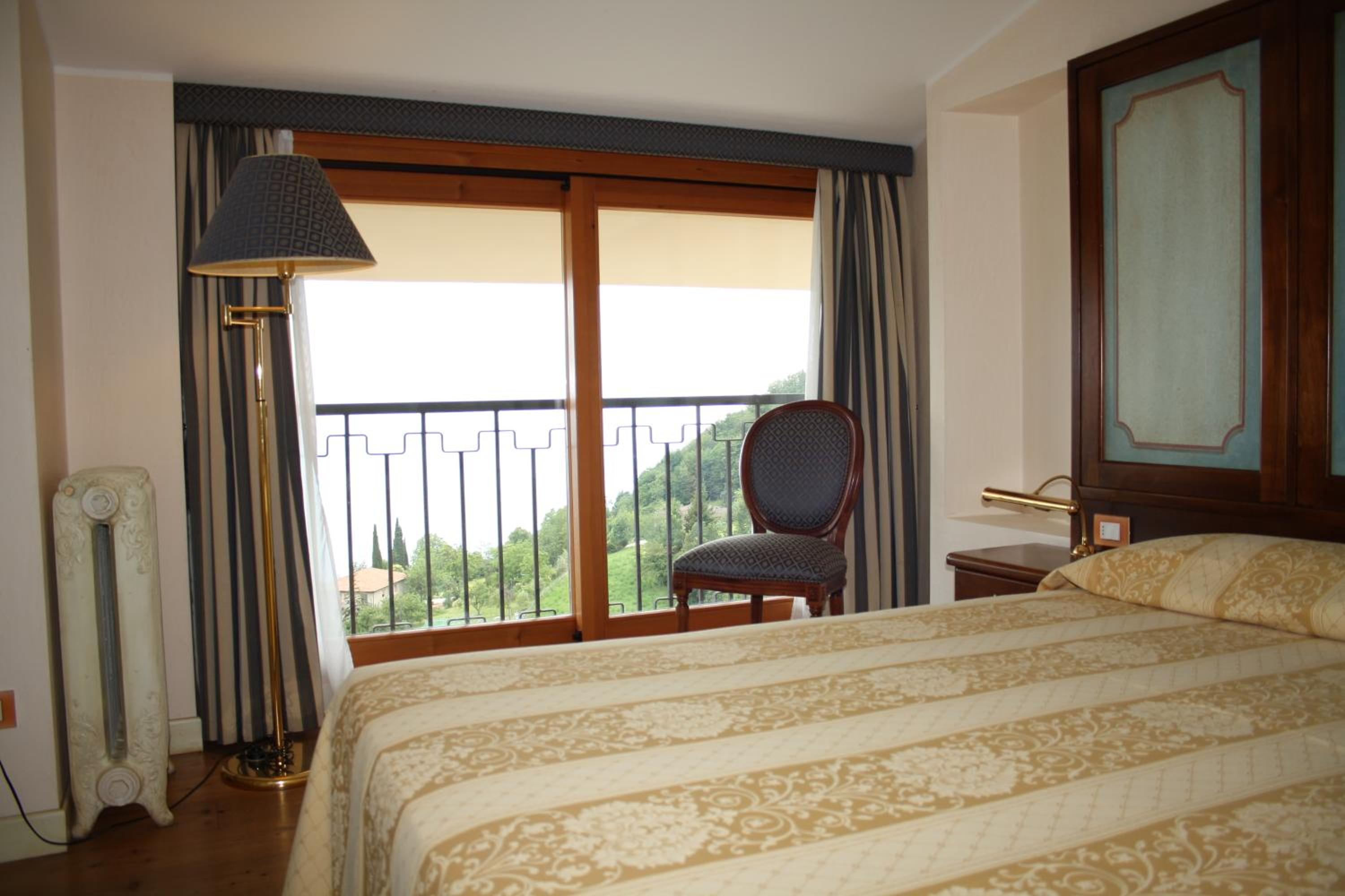 Double Room with Lake View - Photo 14