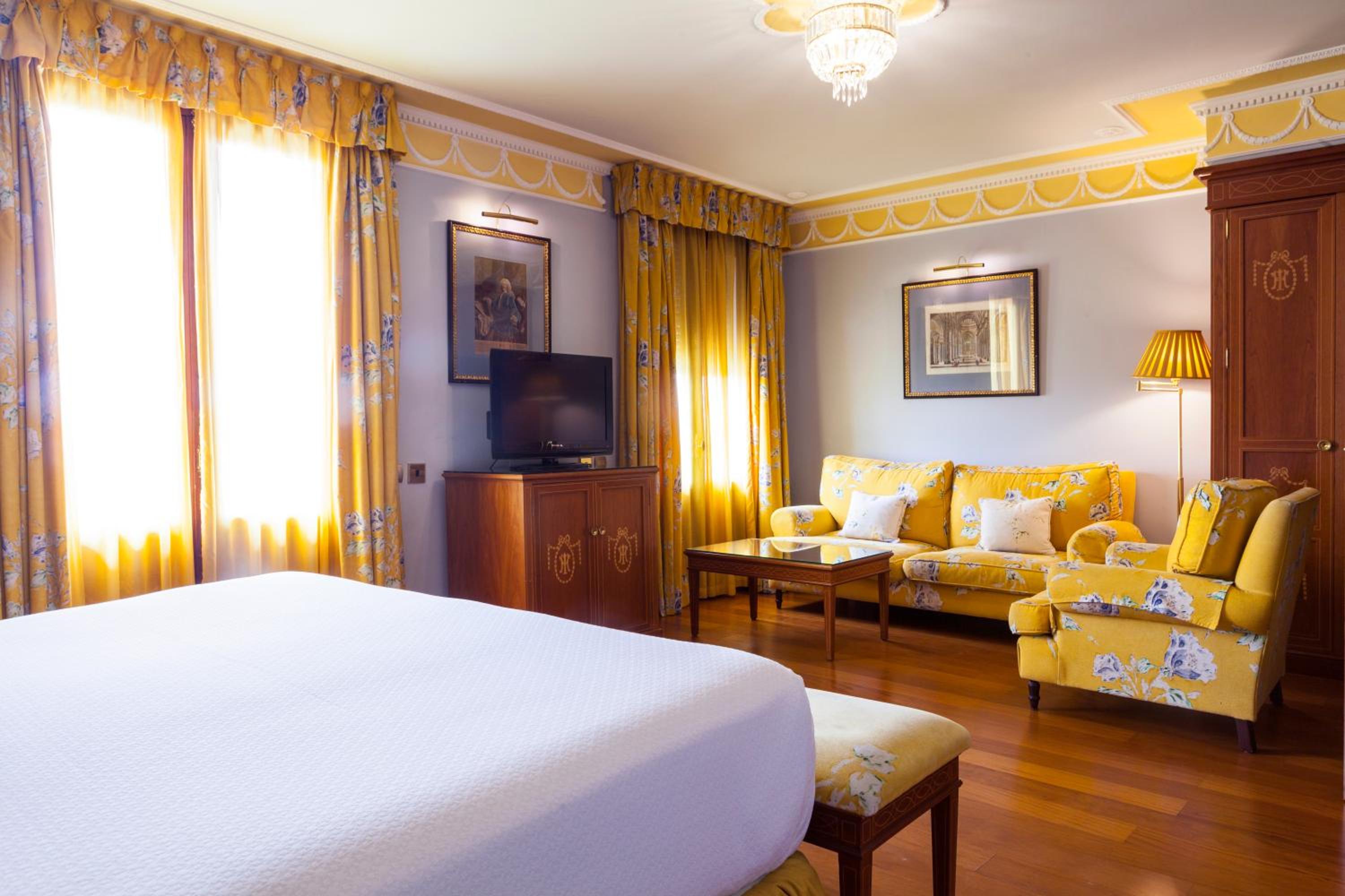 Deluxe Double Room thumbnail 6