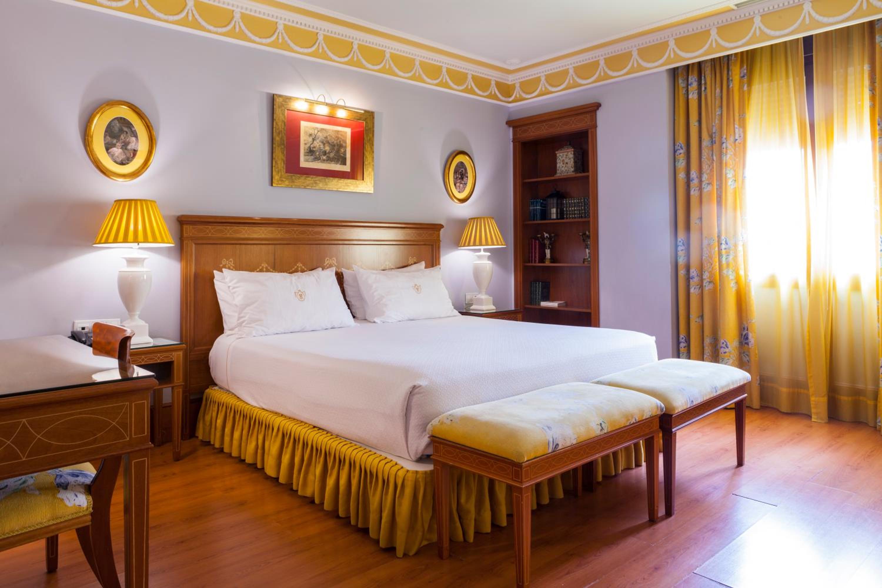 Premium Triple Room thumbnail 6