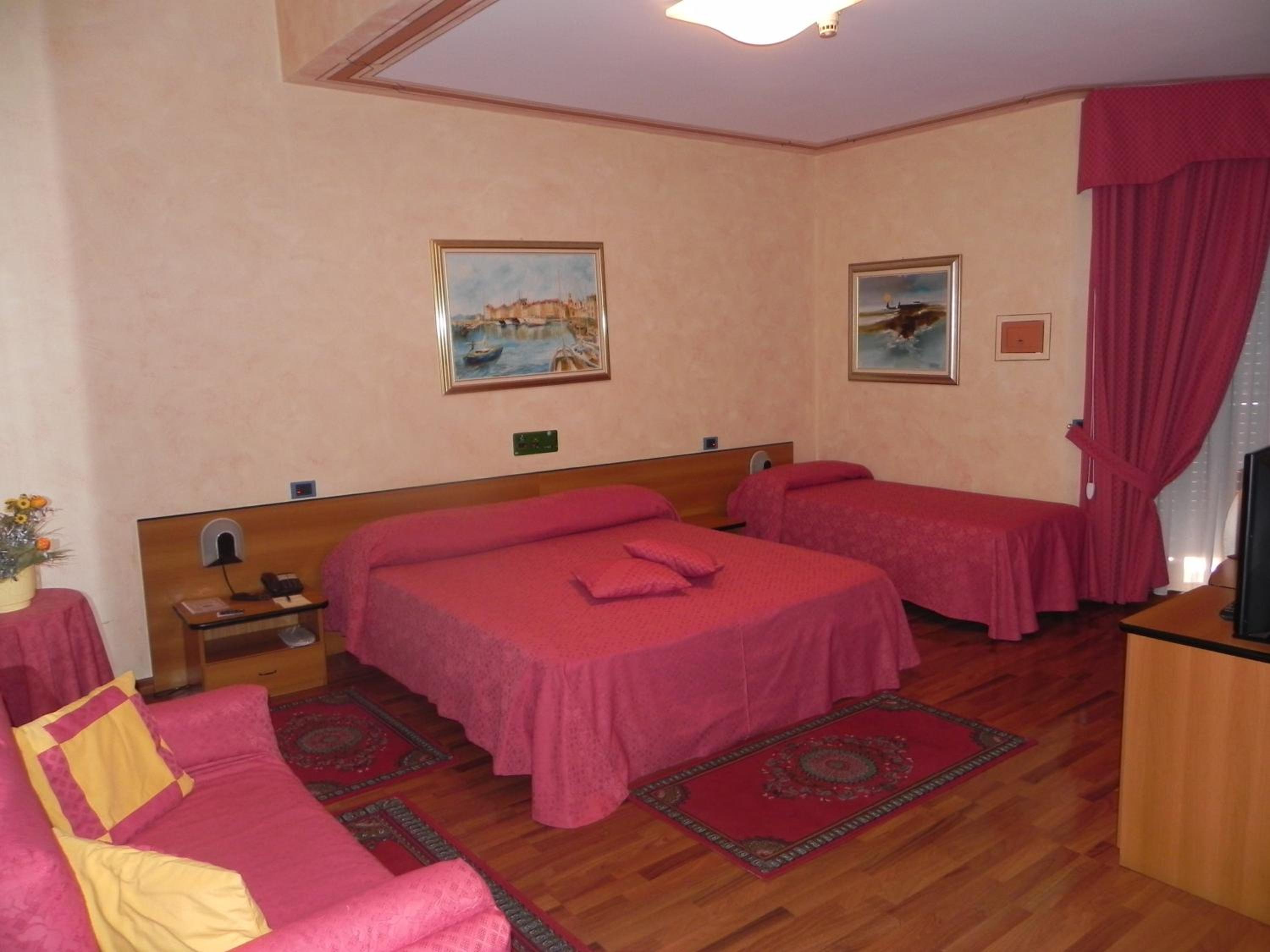 Triple Room with Balcony - Photo 1