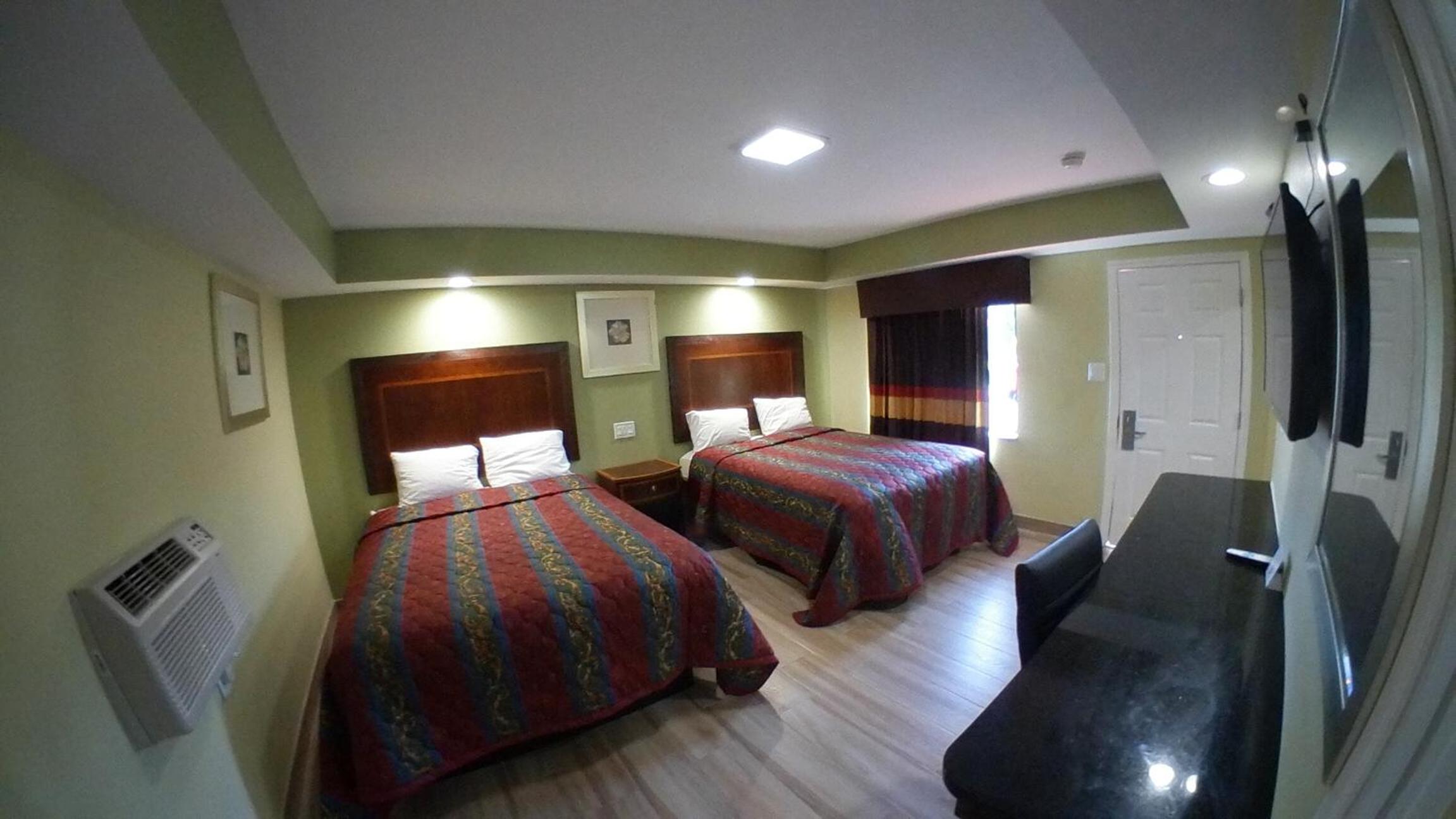 Deluxe, 2 Queen Bed, Non-Smoking - Photo 1