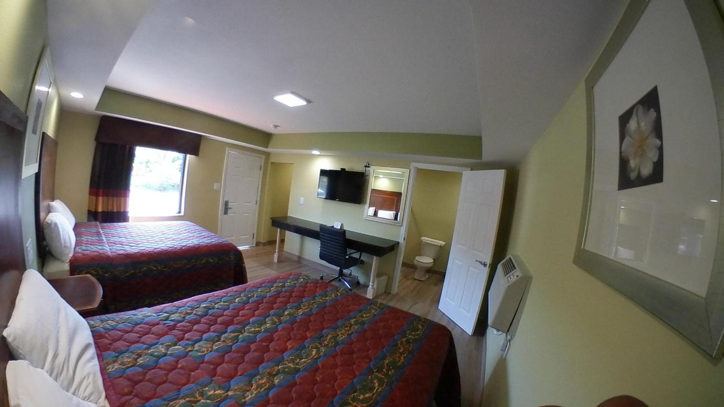 Deluxe, 2 Queen Bed, Non-Smoking - Photo 2