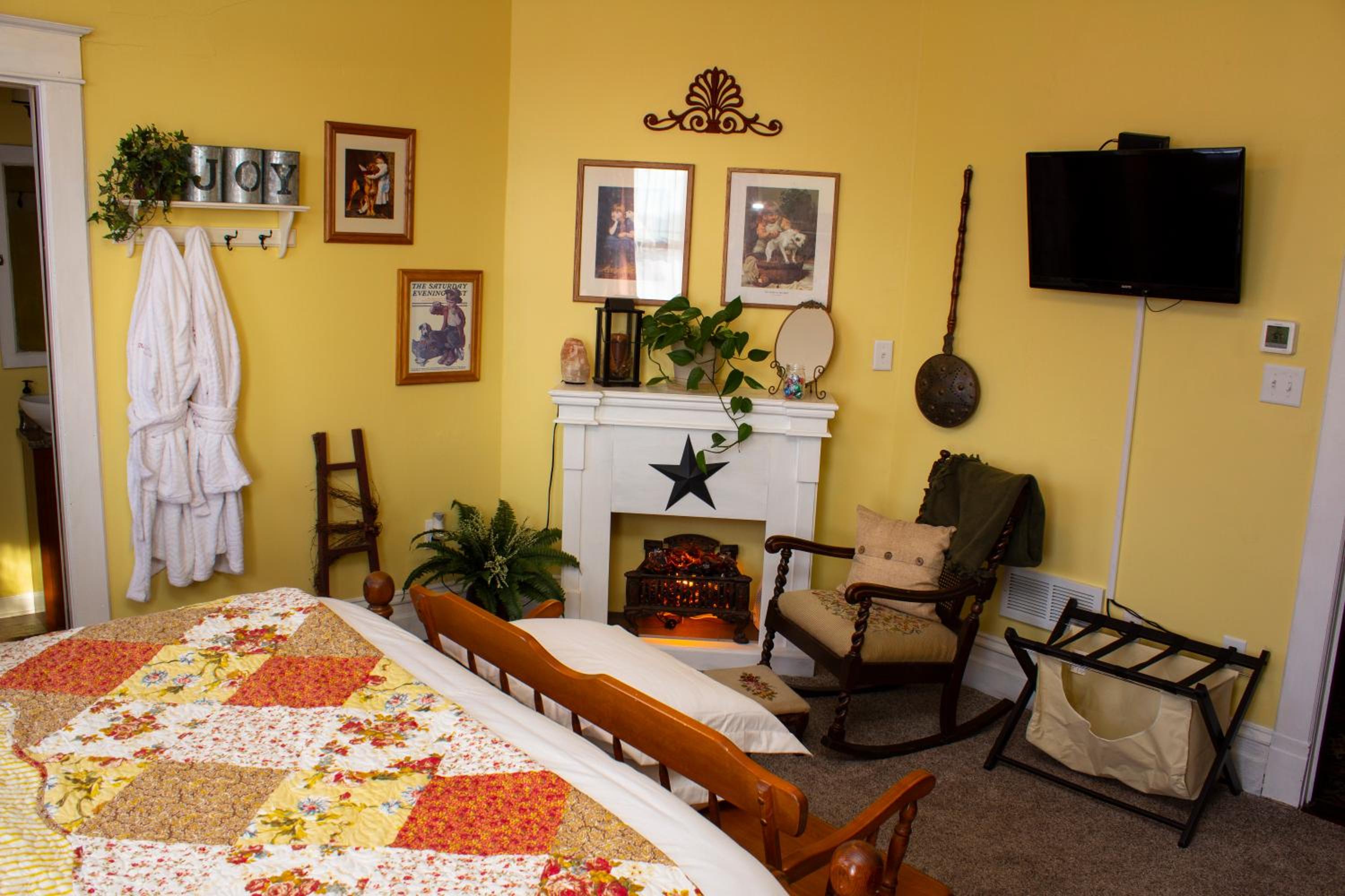 Queen Room photo 2