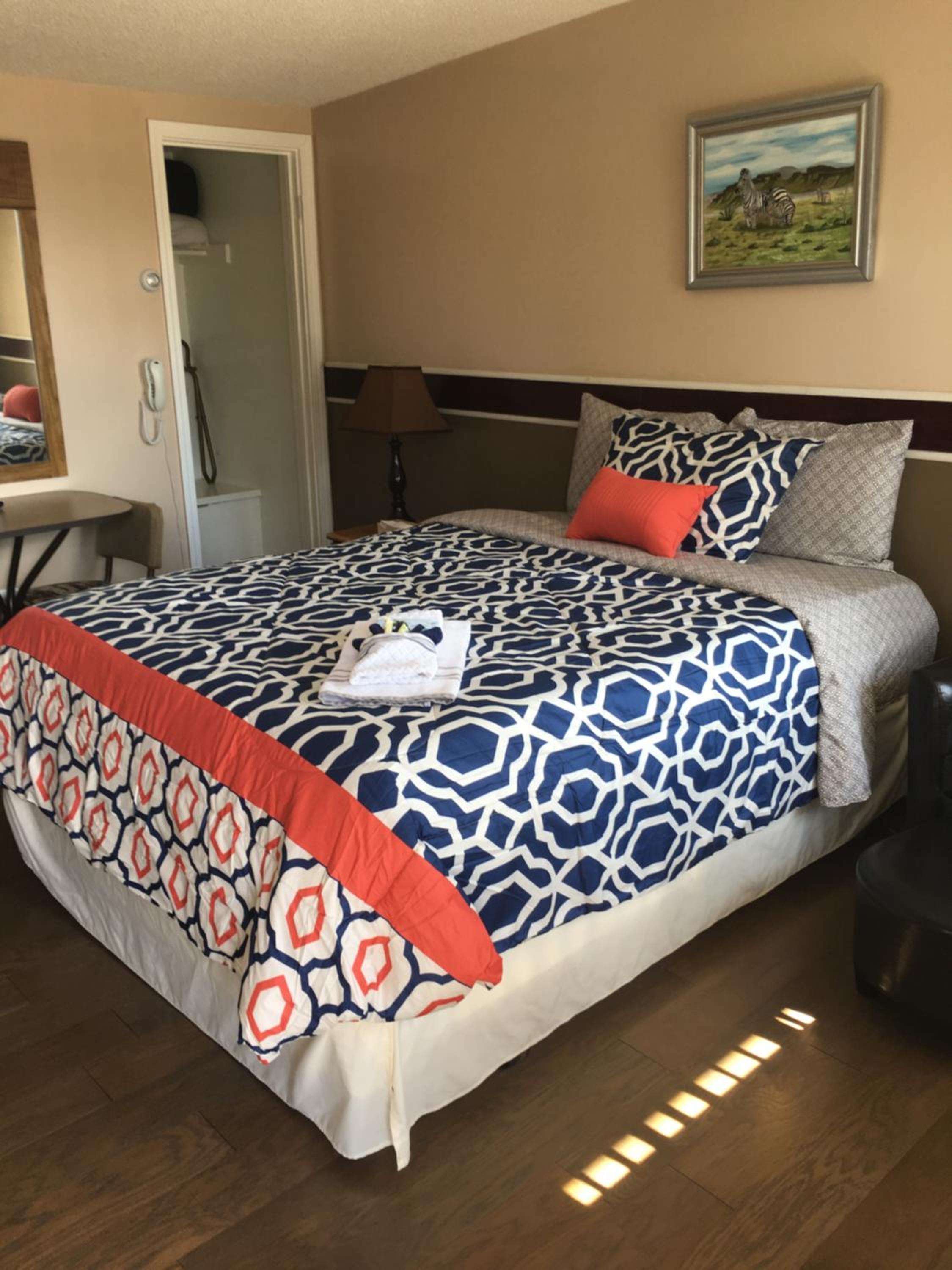 Queen Room photo 2