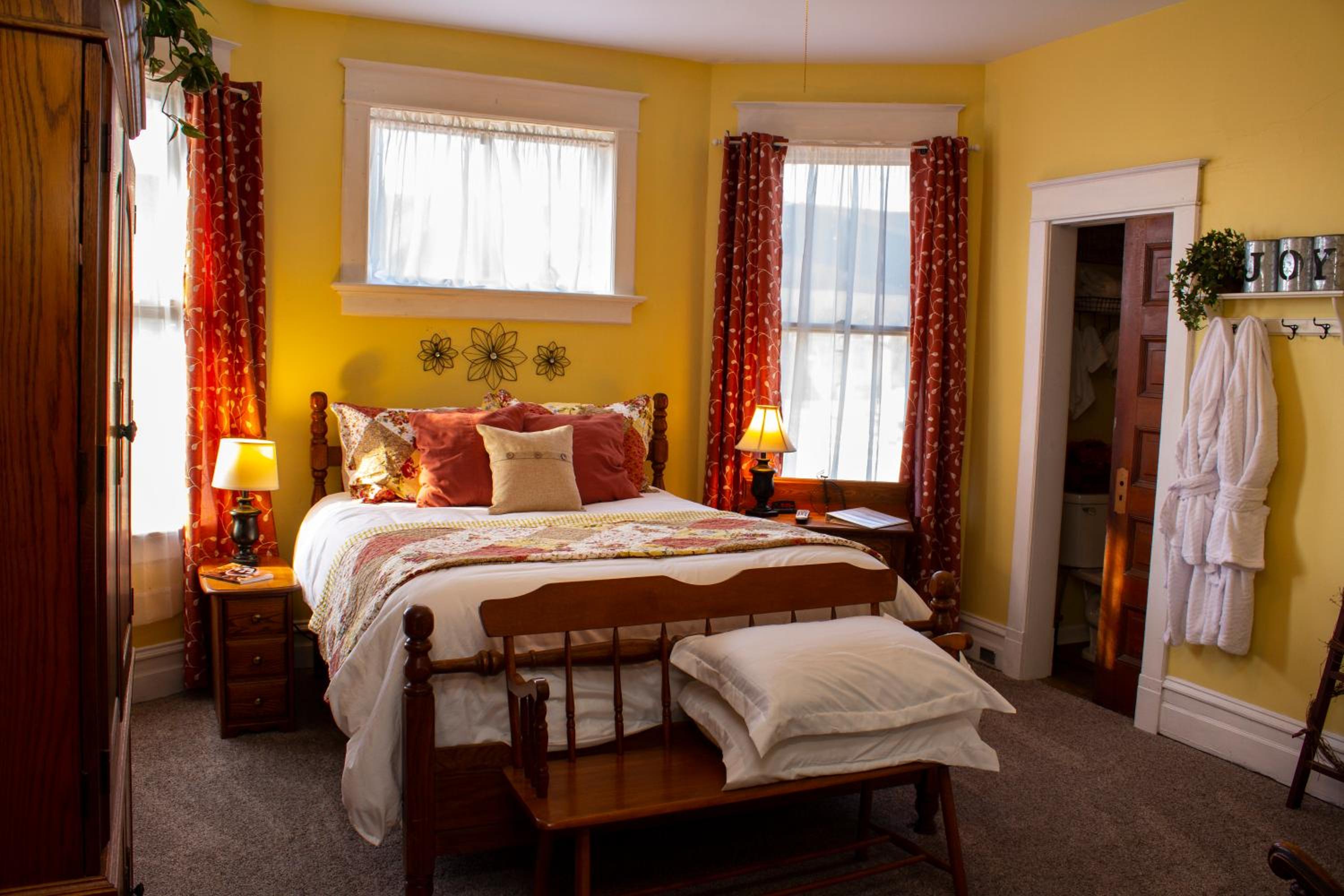 Queen Room photo 1