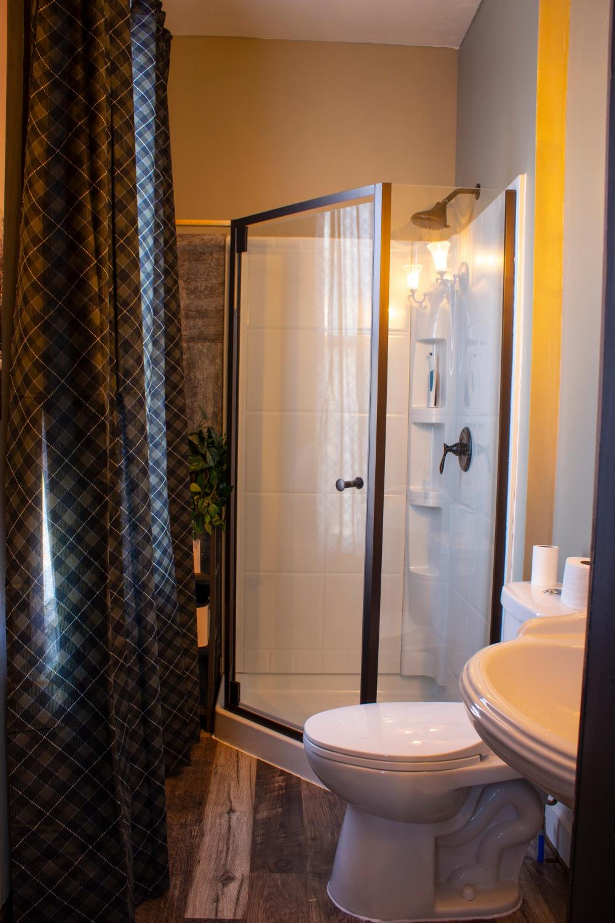 Queen Room photo 2