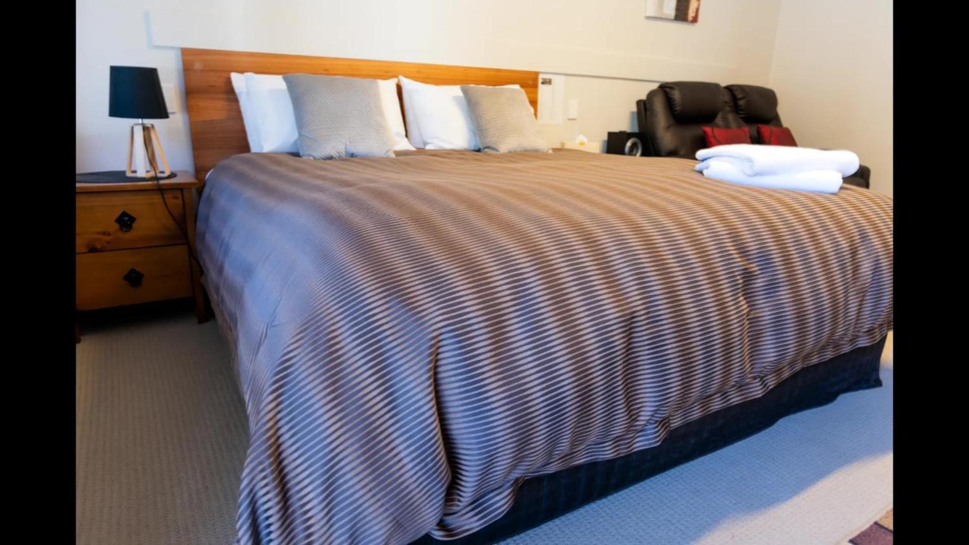 Deluxe King Room - No pets photo 3