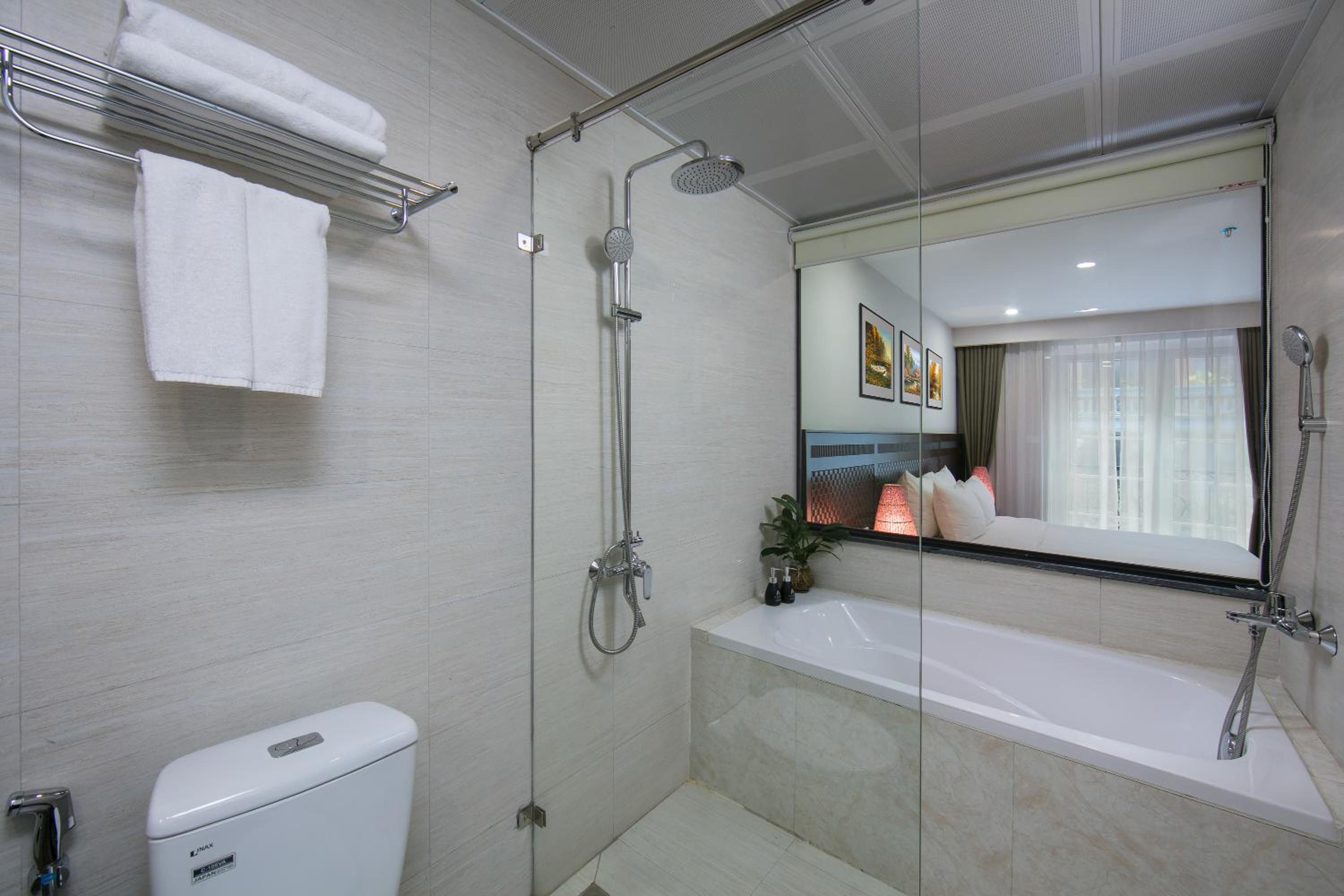 Suite with City View - Photo 10