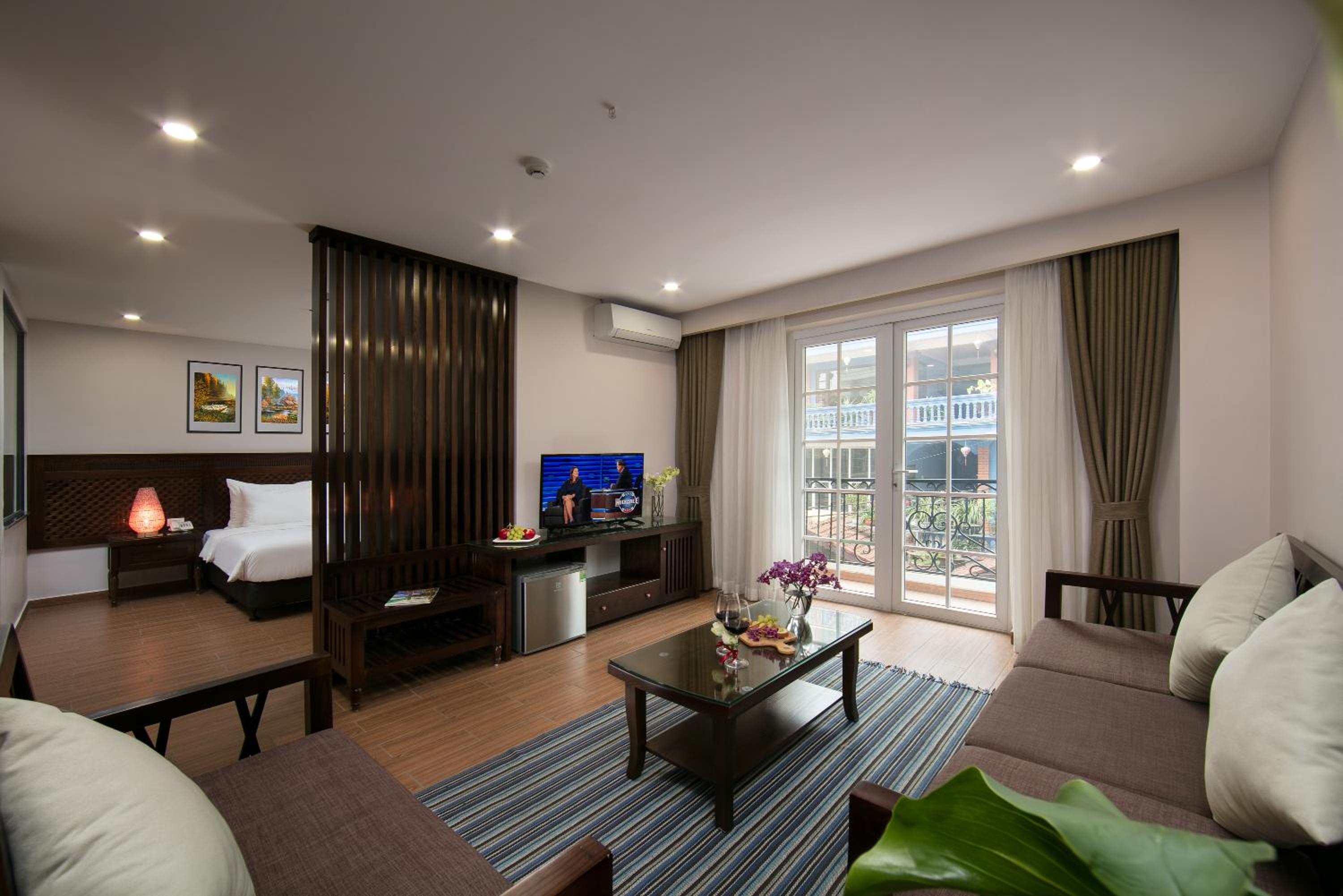 Suite with City View - Photo 12