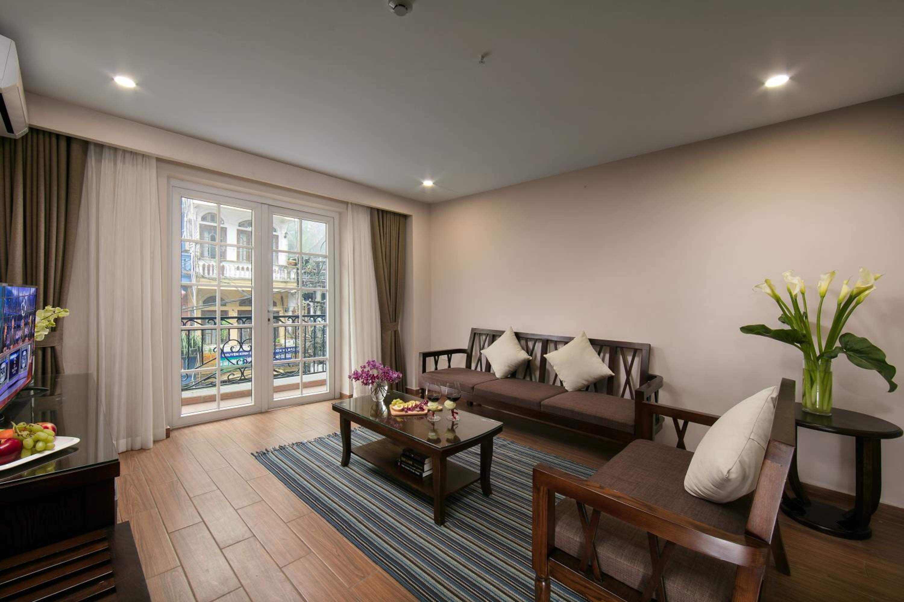 Suite with City View - Photo 11