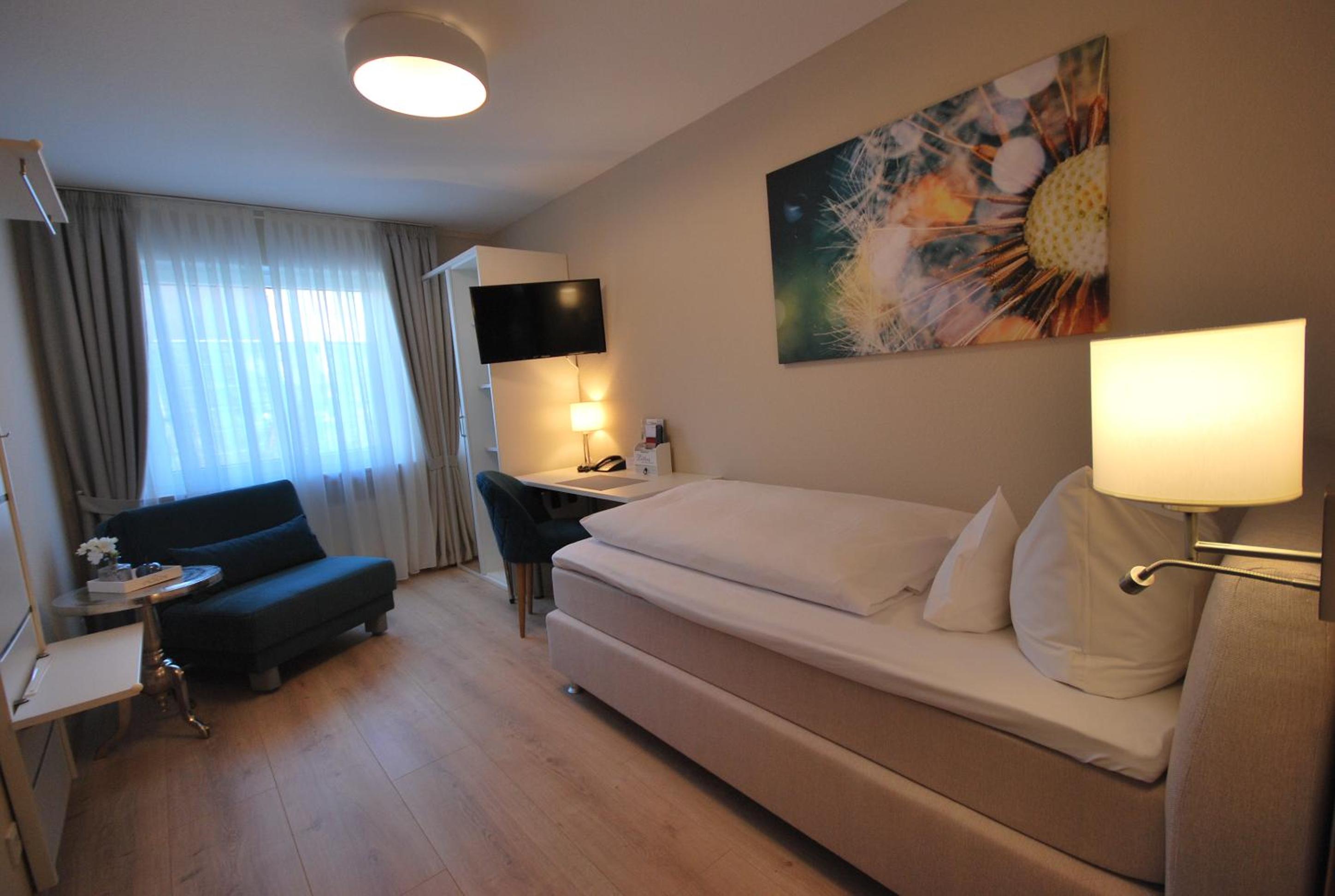 Single Room with Bathroom photo 2