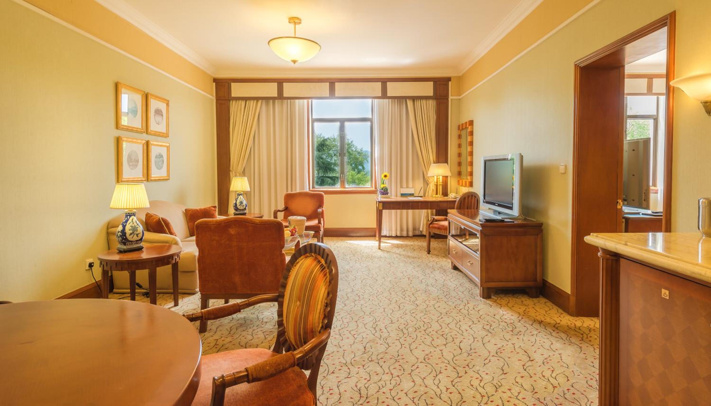 Executive Suite - Photo 1