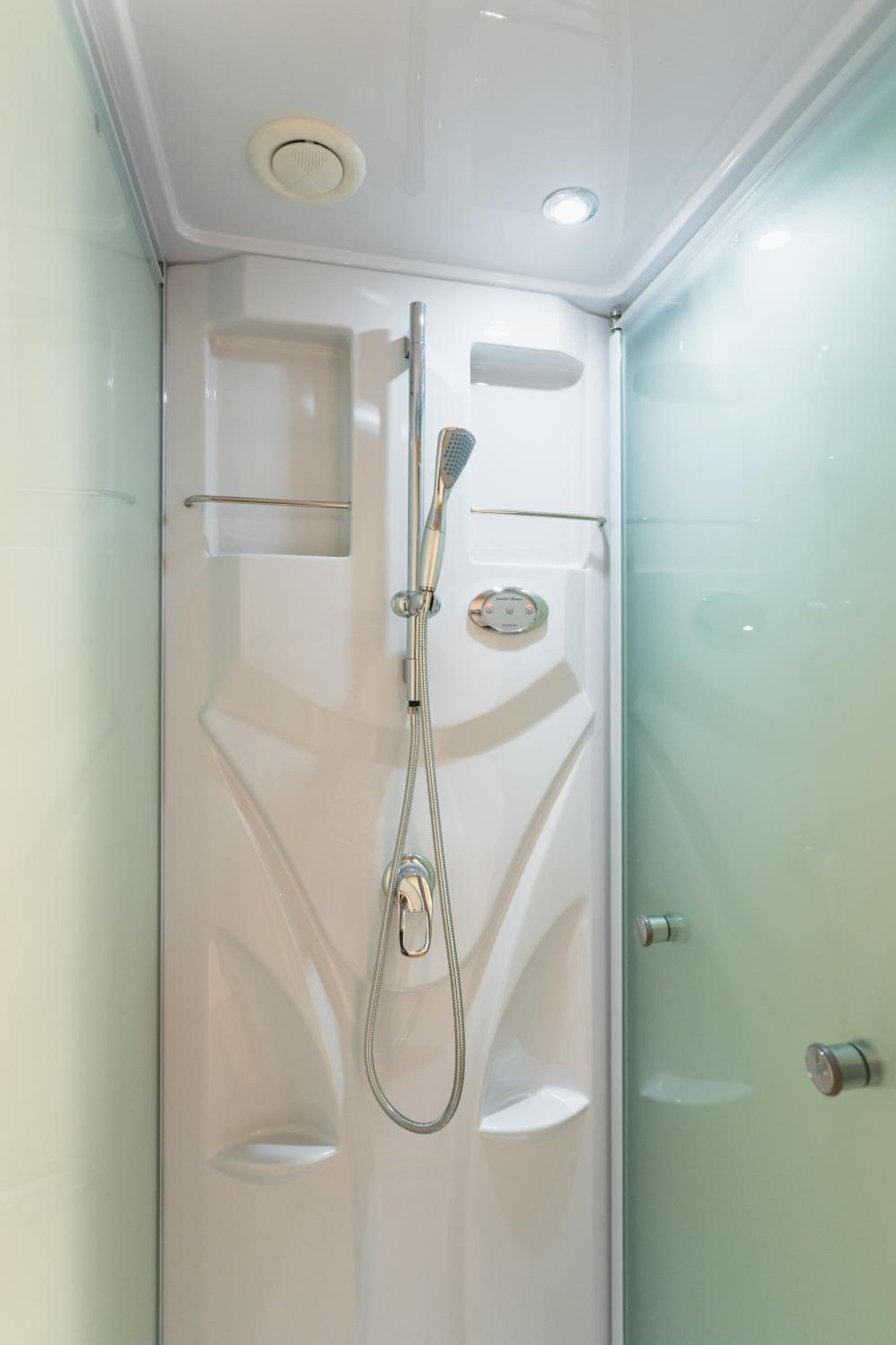 Deluxe Family Suite - Photo 7