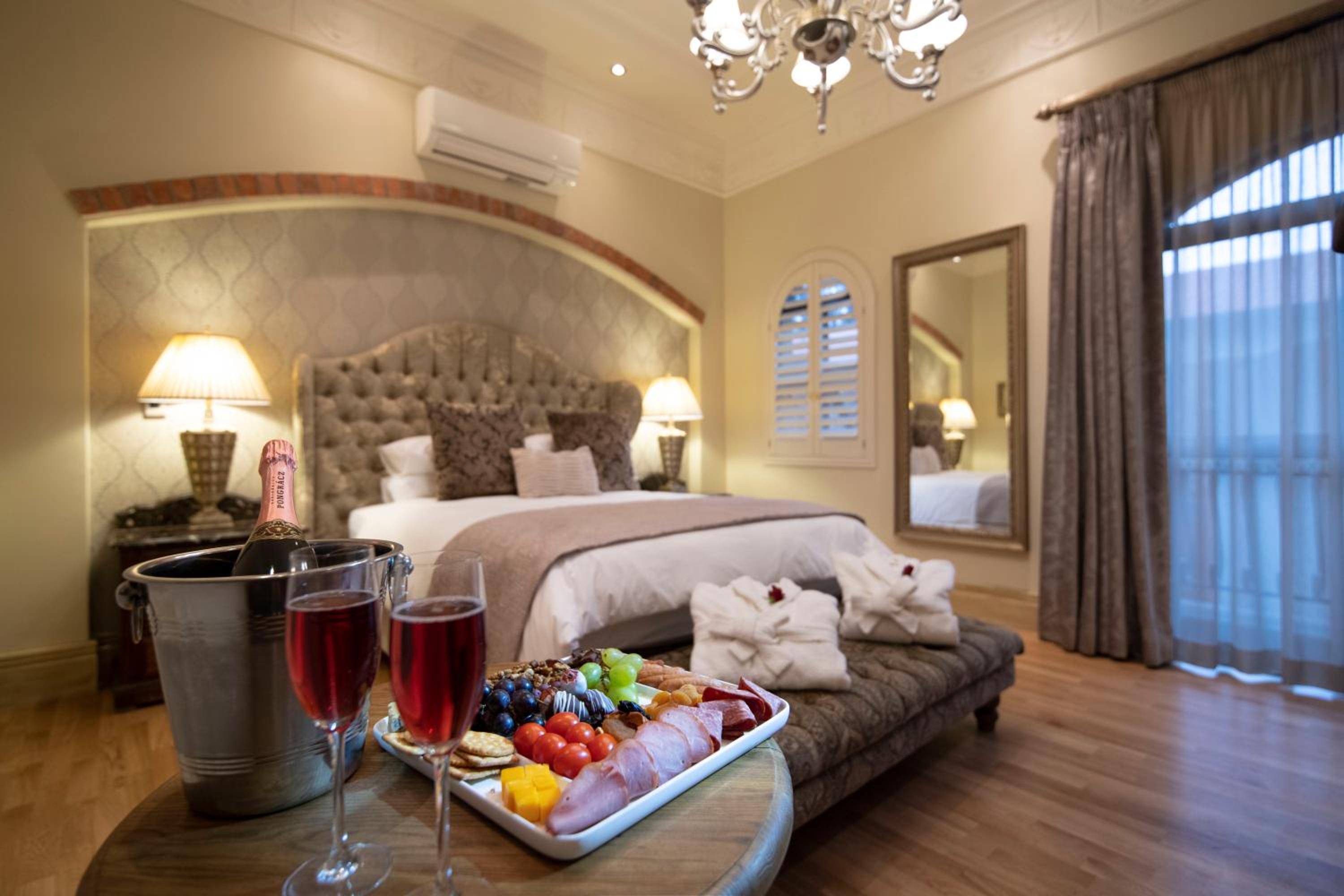 Honeymoon Suite - Photo 6