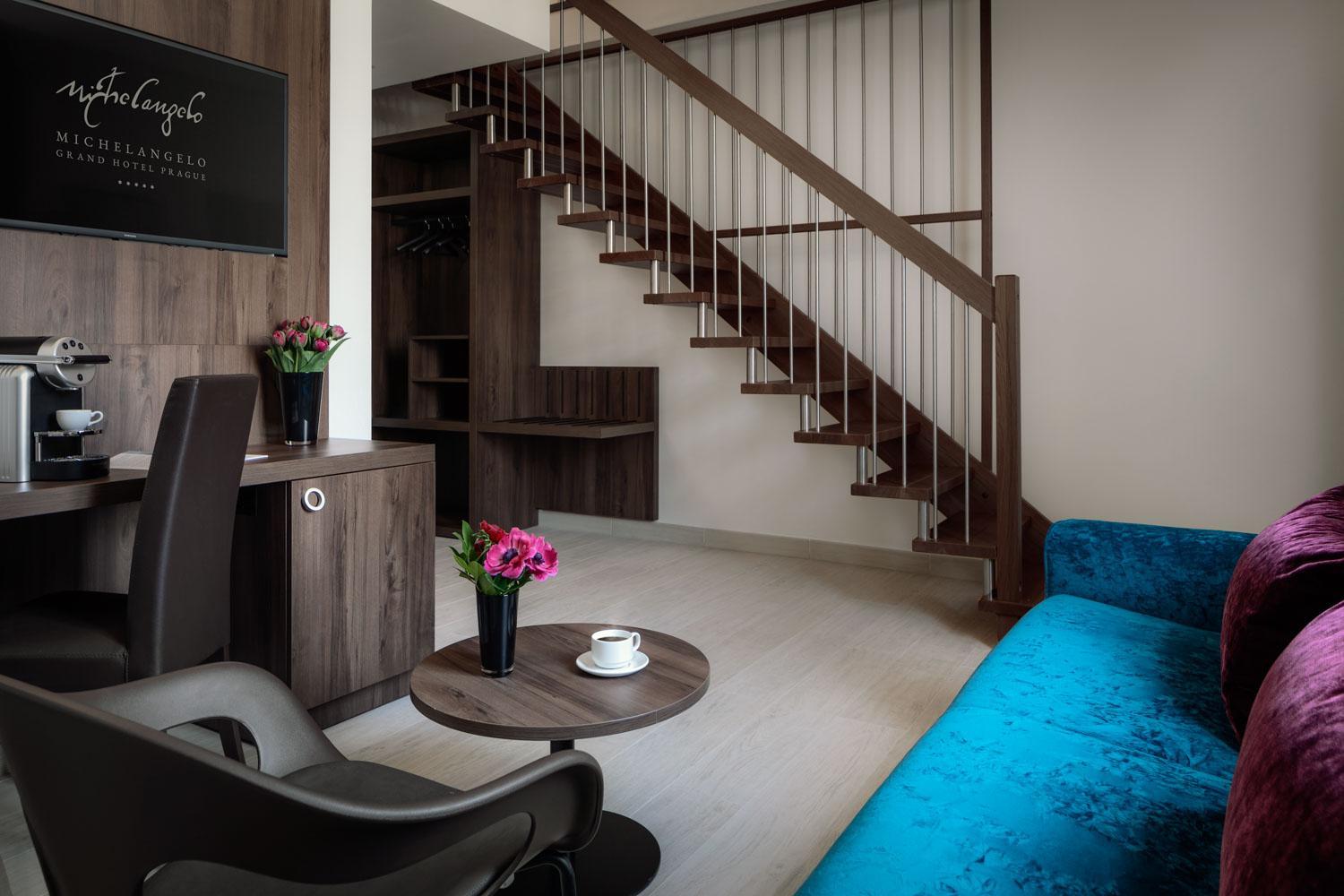 Suite - Photo 1