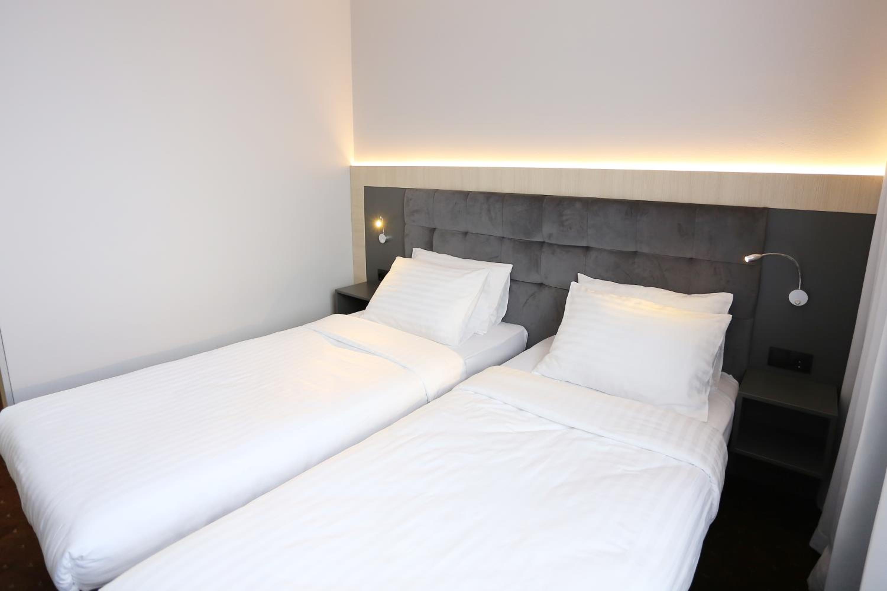 Deluxe Double Room - Photo 12