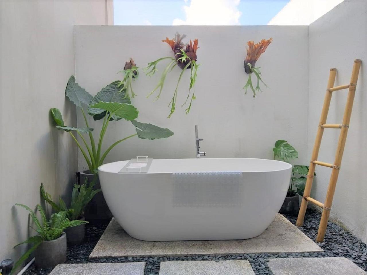 The Big Sky Room with Bathtub - Photo 2