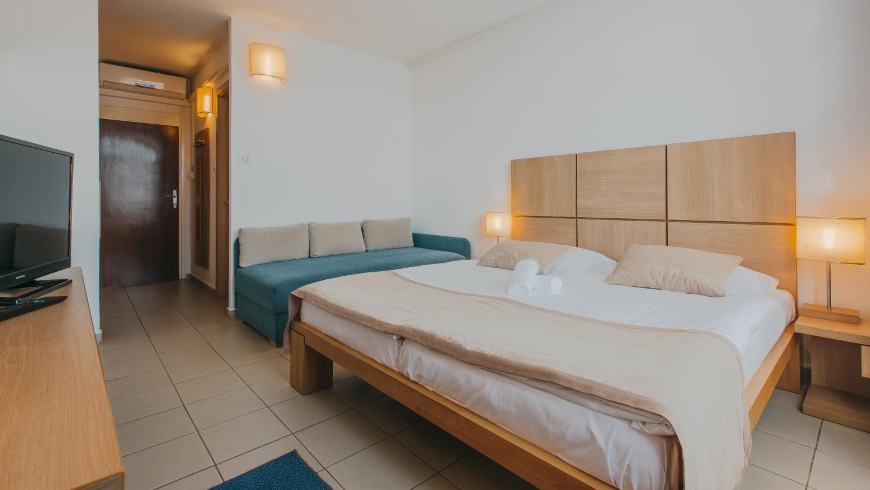 Comfort Double Room with Seaside Balcony - Photo 7