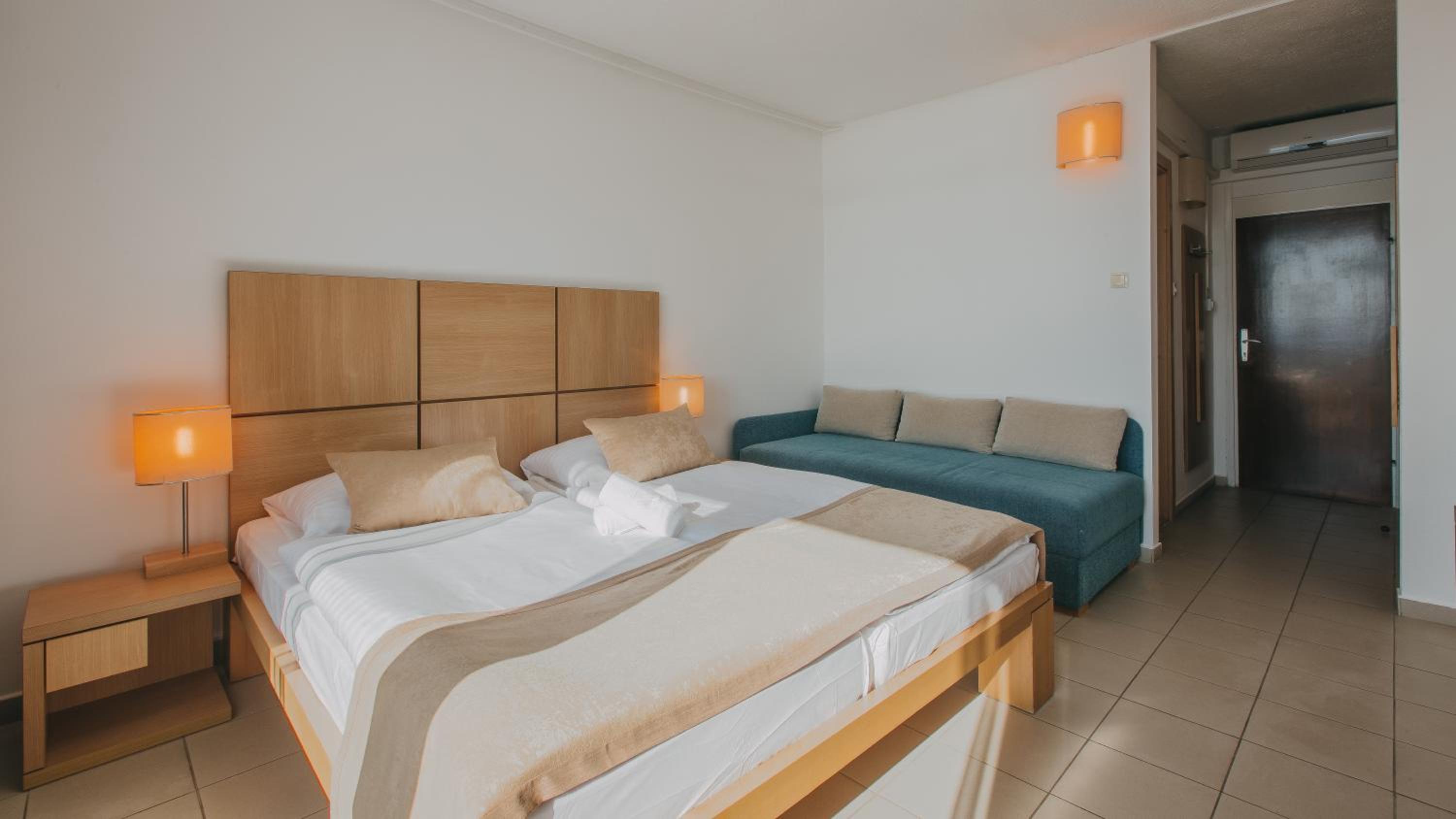Comfort Double Room with Seaside Balcony - Photo 5