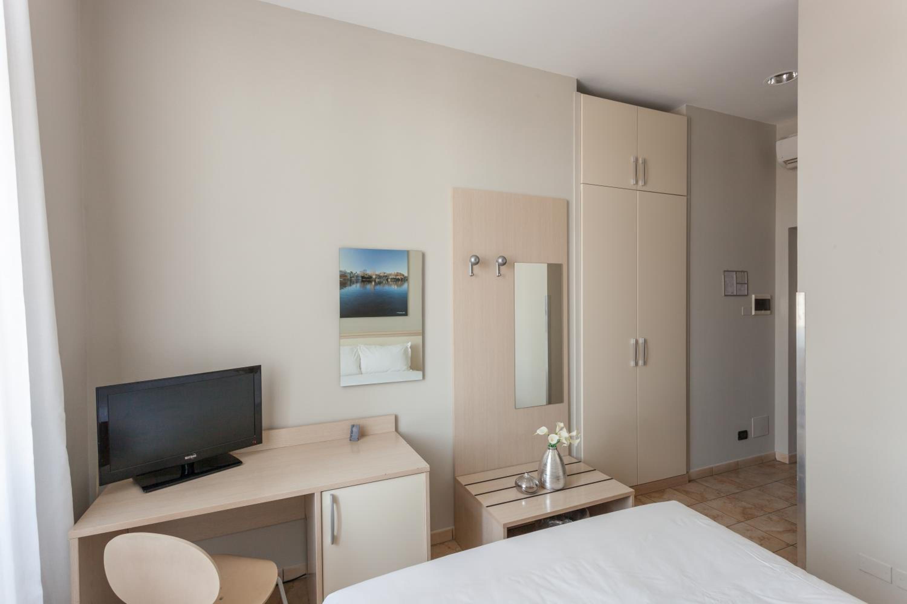 Double Room - Photo 6
