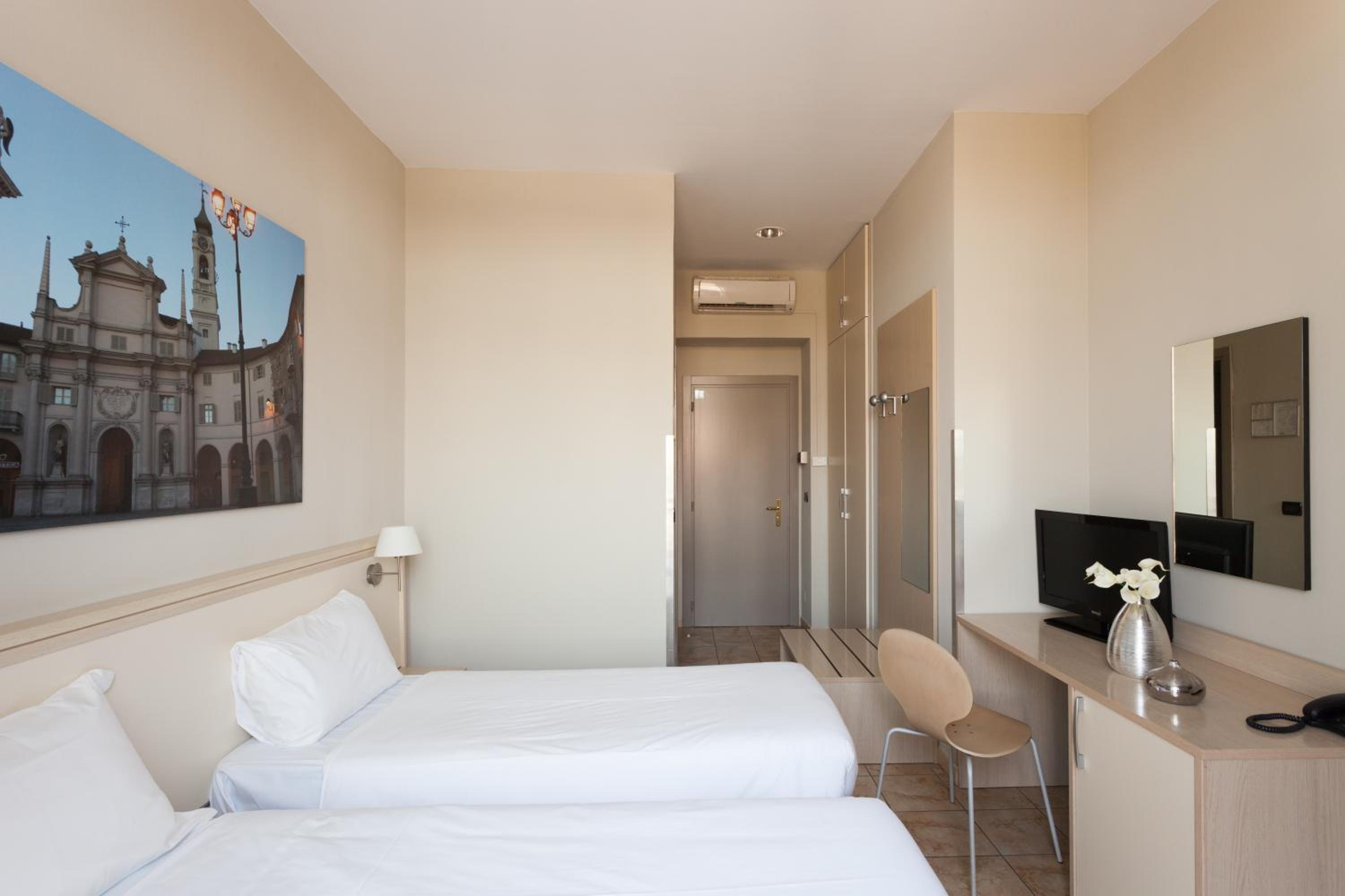 Twin Room - Photo 1