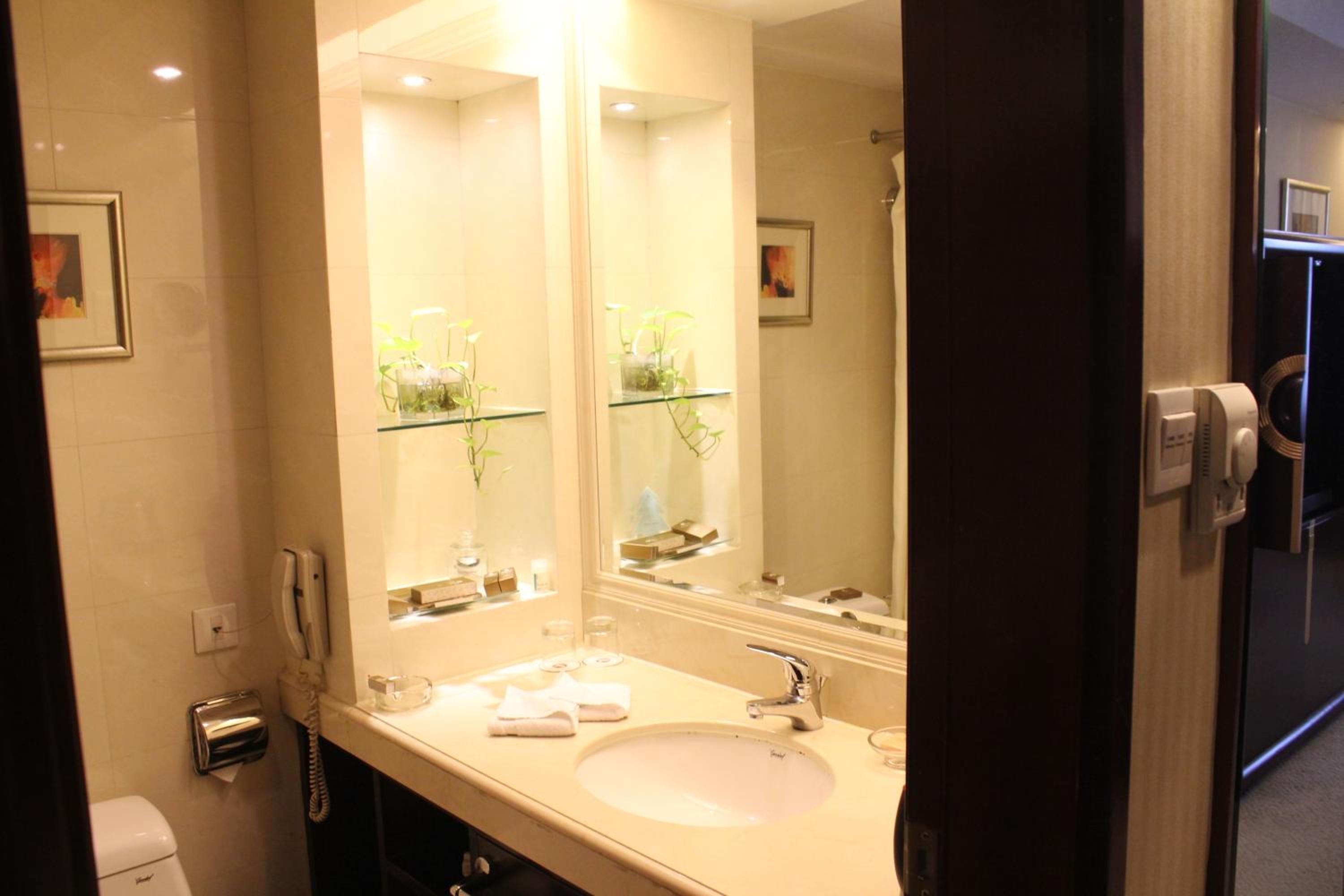 Standard Twin Room - Photo 4