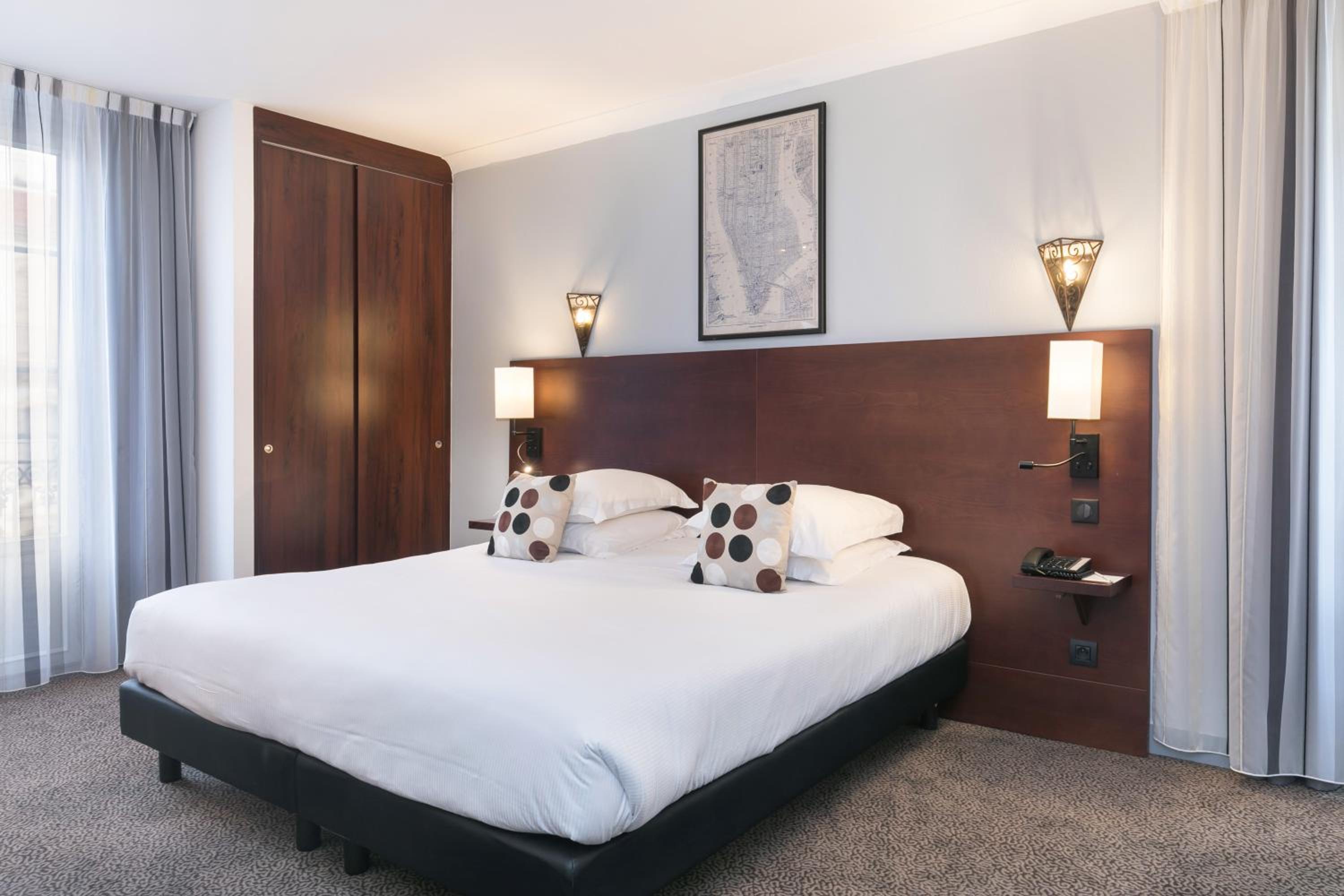 Deluxe King Room thumbnail 5
