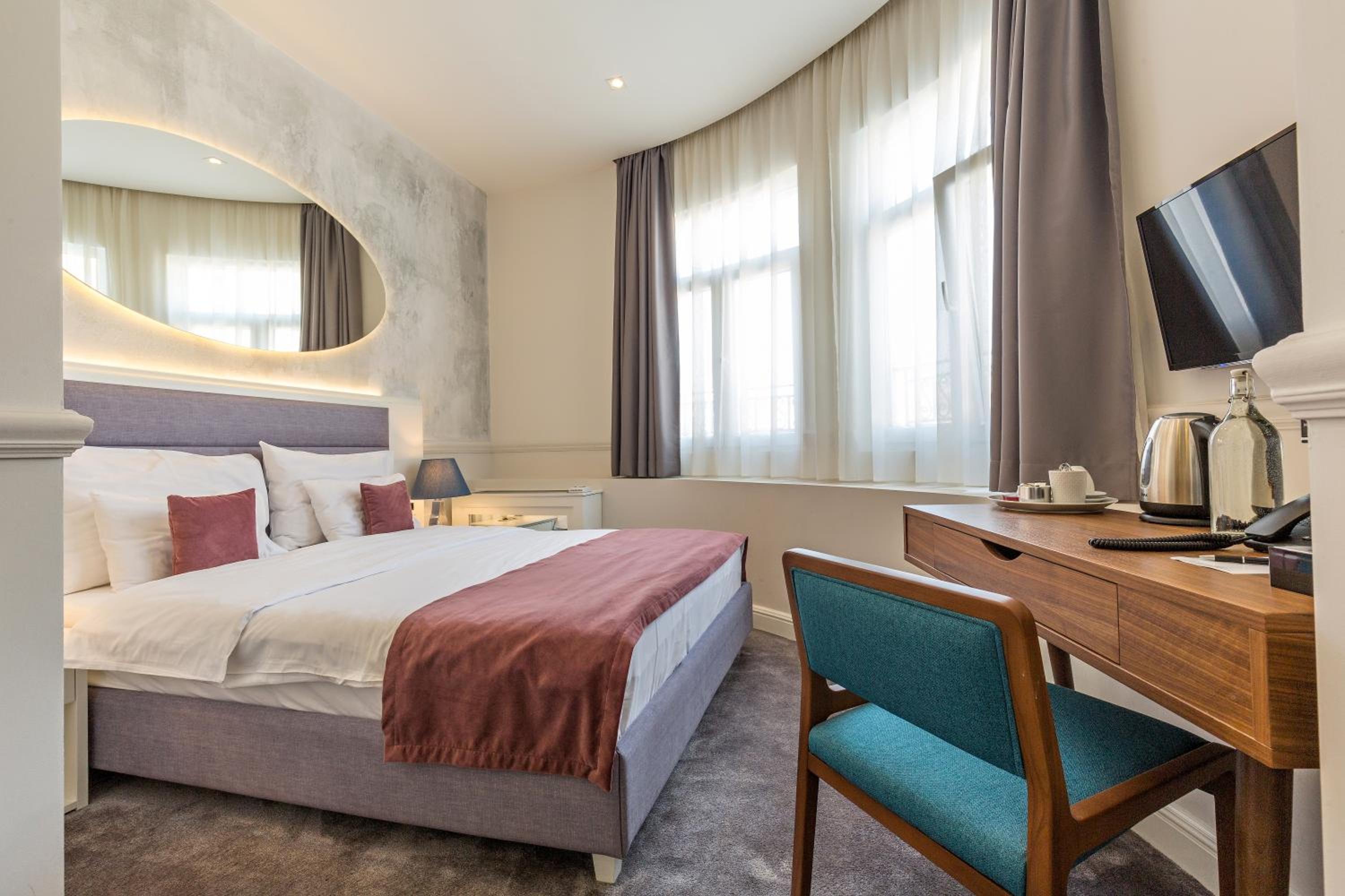 Double or Twin Room with Free Parking - Photo 3